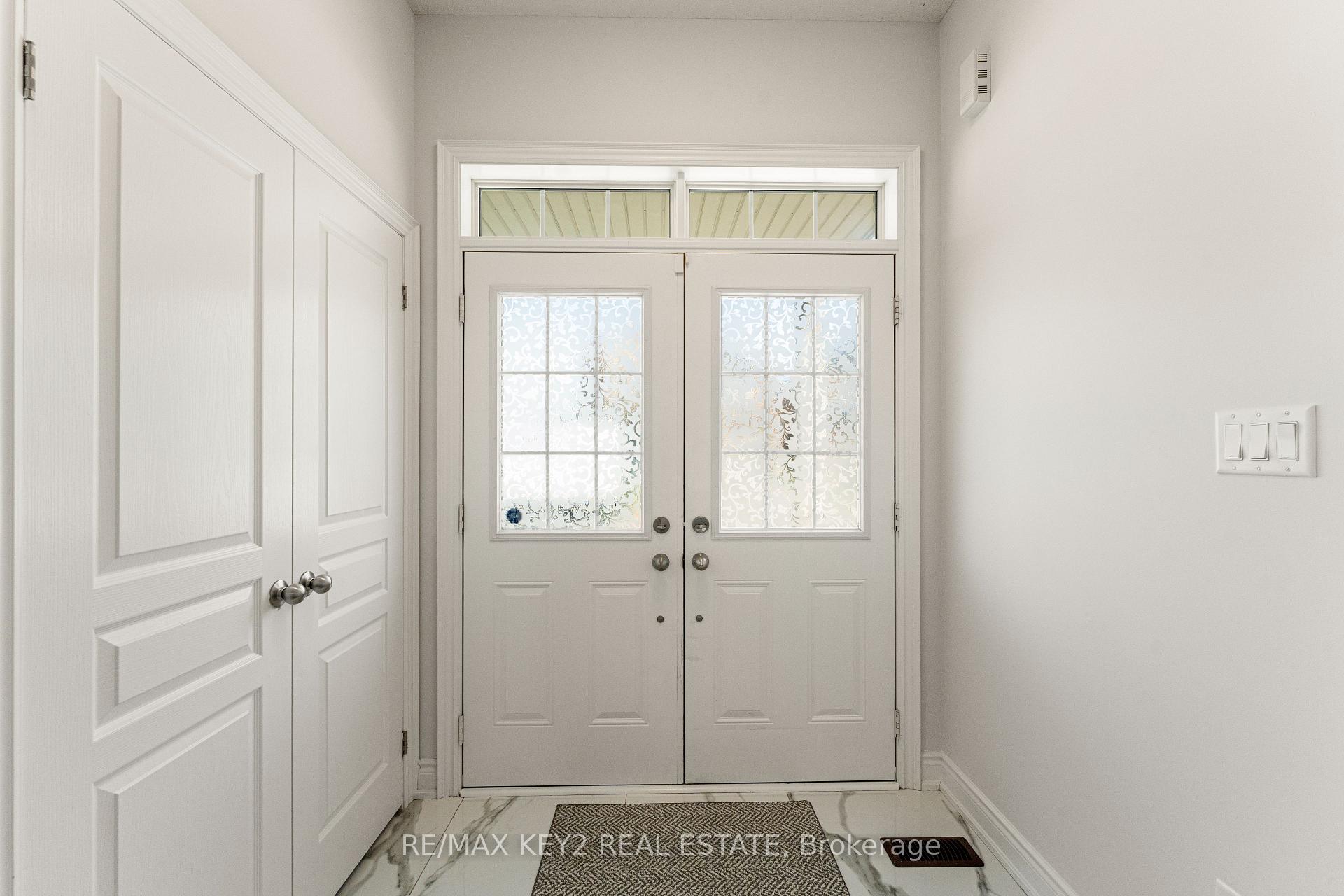 Photo 4 of 42 Boone Crescent, Vaughan, Kleinburg — HOMEH