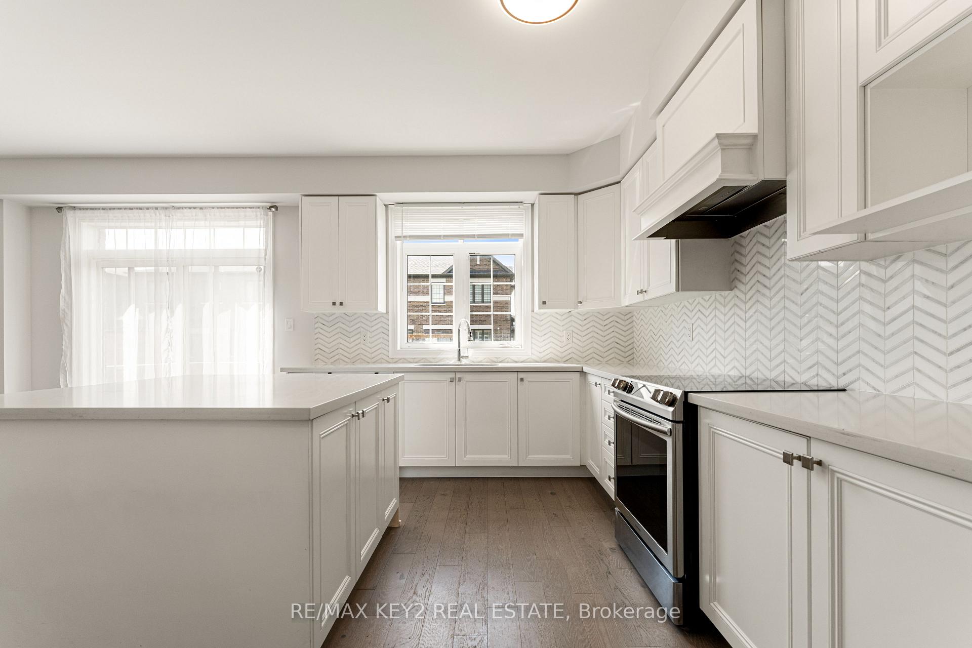 Photo 10 of 42 Boone Crescent, Vaughan, Kleinburg — HOMEH