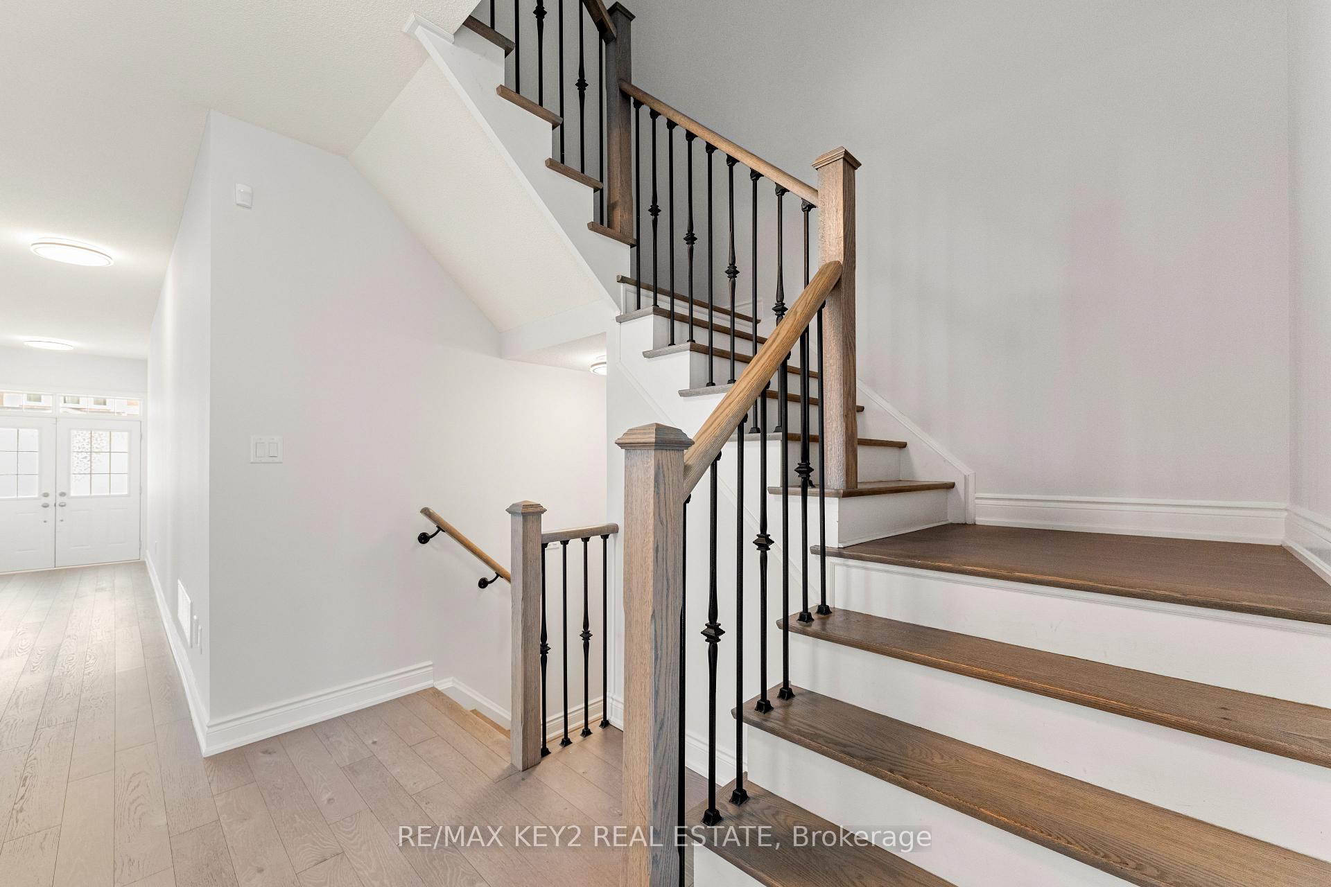 Photo 14 of 42 Boone Crescent, Vaughan, Kleinburg — HOMEH