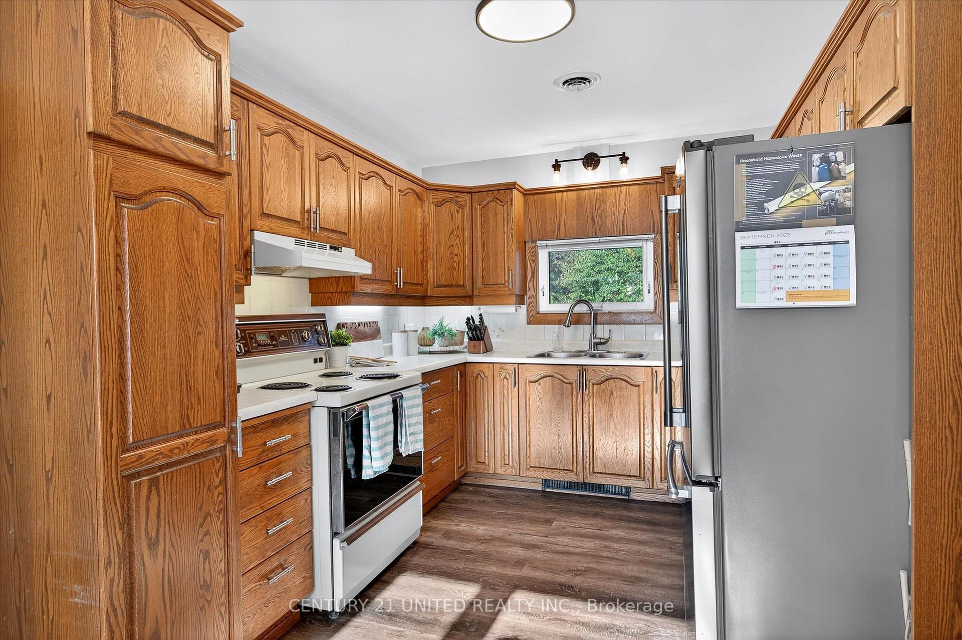 Photo 17 of 1037 Glebemount Crescent, Peterborough, Northcrest Ward 5 — HOMEH
