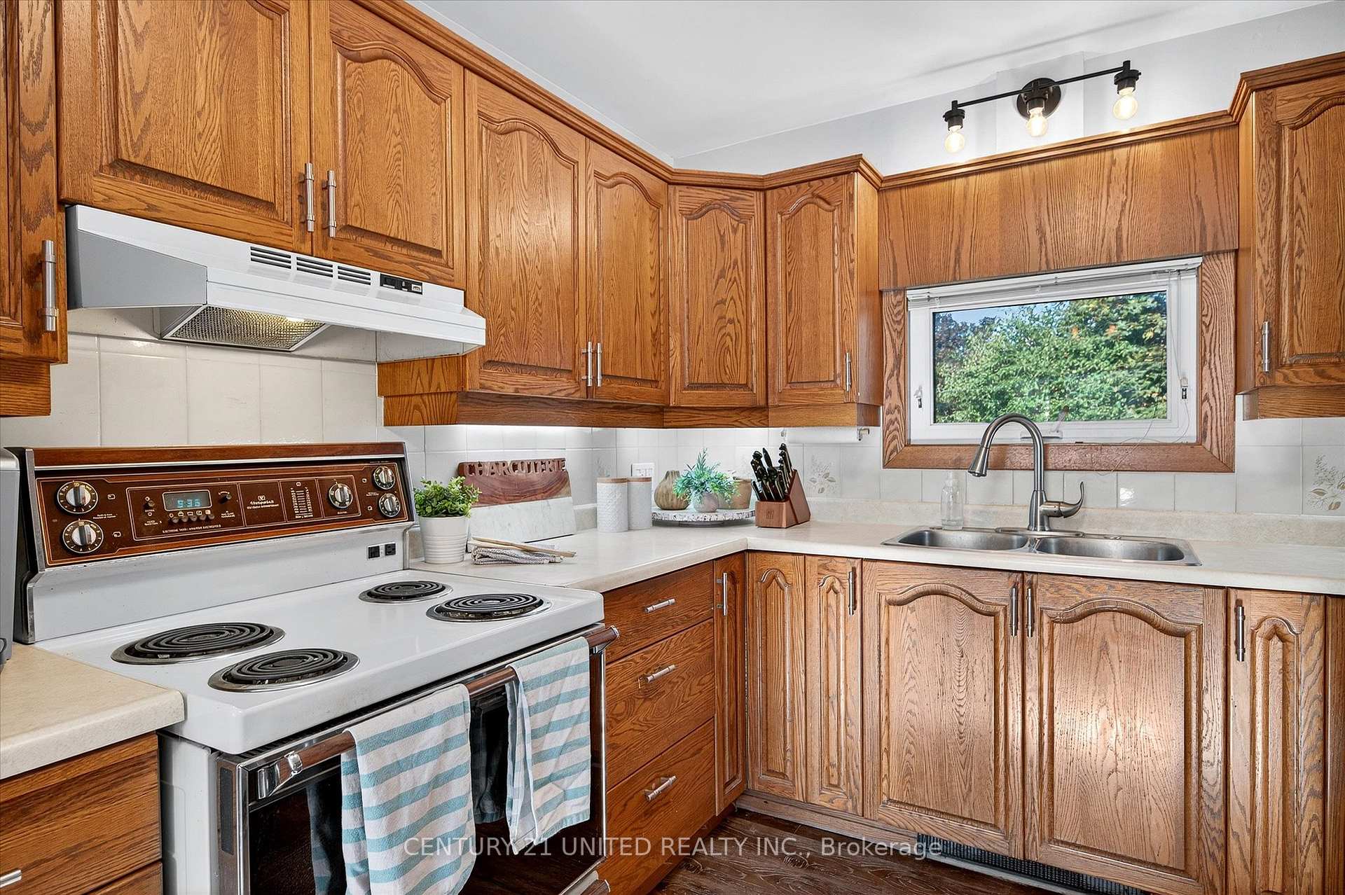 Photo 18 of 1037 Glebemount Crescent, Peterborough, Northcrest Ward 5 — HOMEH