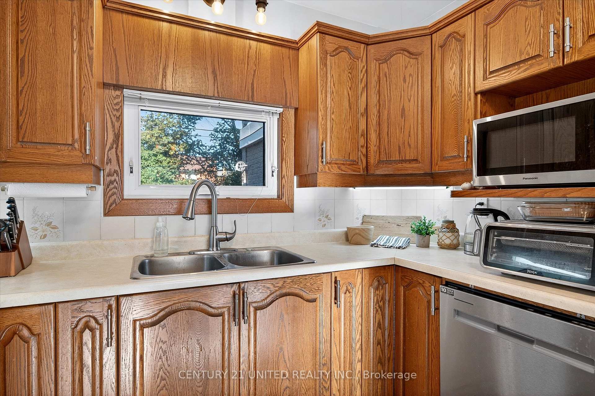 Photo 20 of 1037 Glebemount Crescent, Peterborough, Northcrest Ward 5 — HOMEH