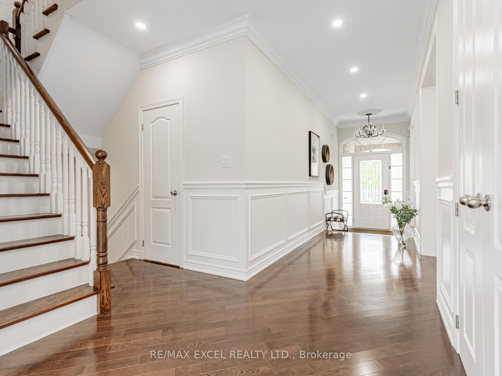 Photo 2 of 7 Thornhill Ravines Crescent, Vaughan, Patterson — HOMEH