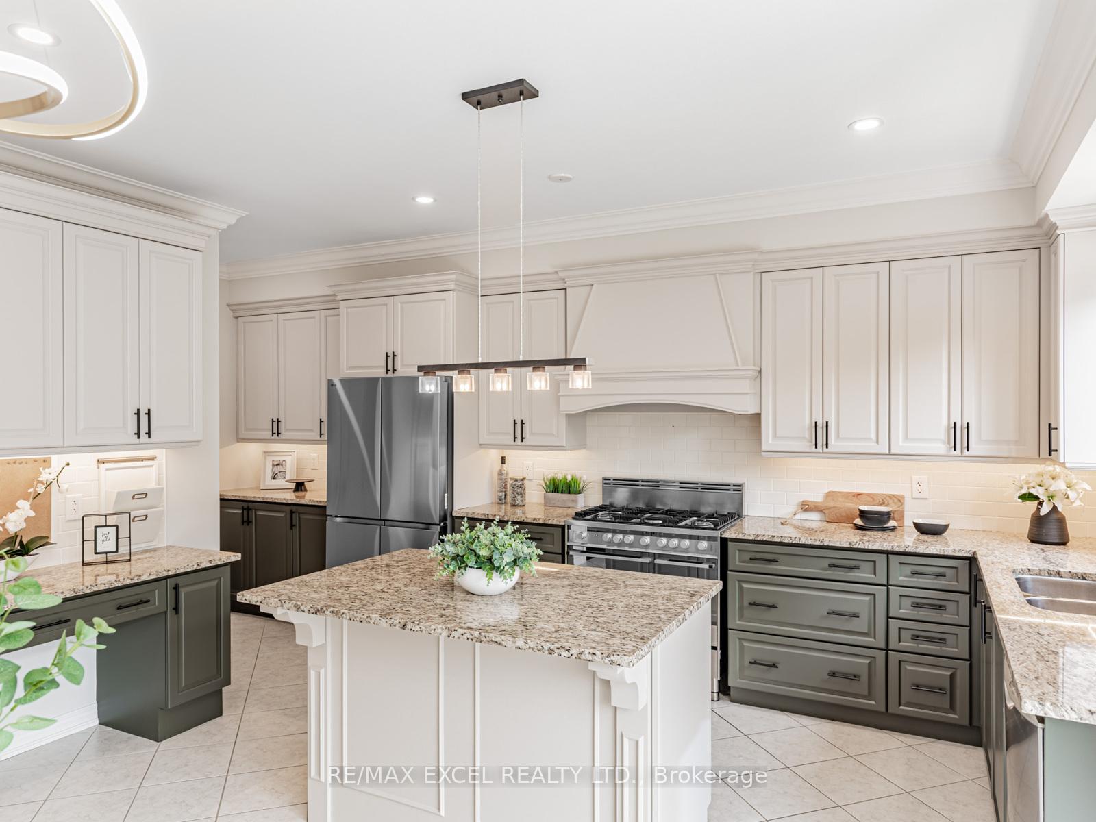 Photo 8 of 7 Thornhill Ravines Crescent, Vaughan, Patterson — HOMEH
