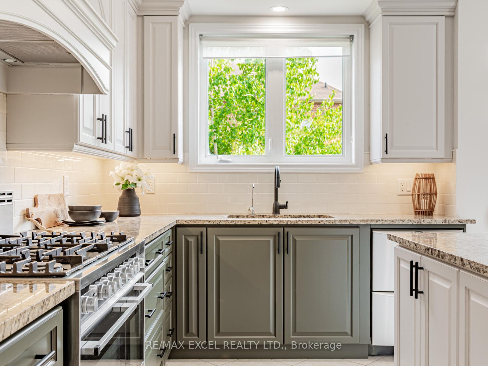 Photo 9 of 7 Thornhill Ravines Crescent, Vaughan, Patterson — HOMEH
