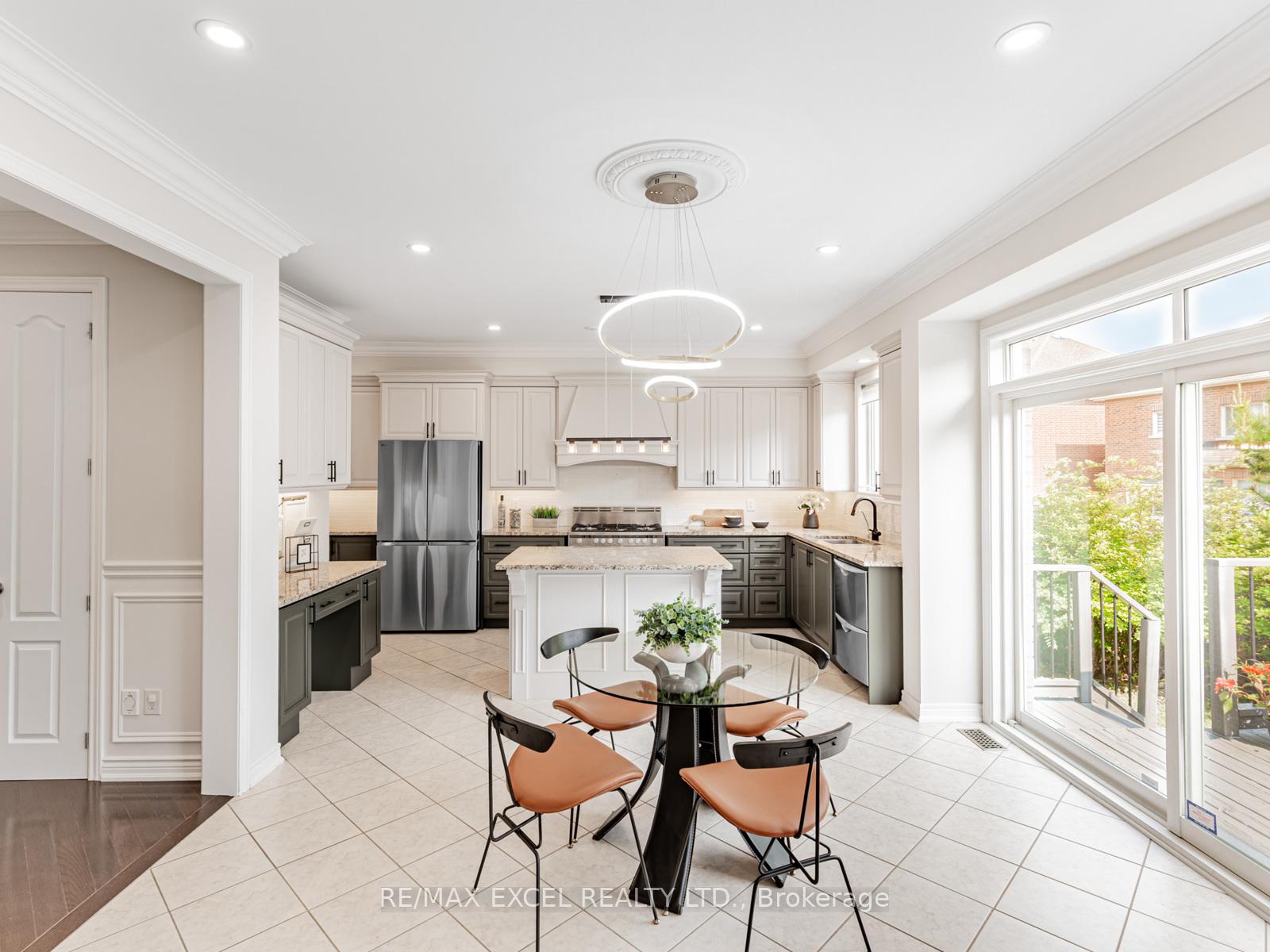 Photo 10 of 7 Thornhill Ravines Crescent, Vaughan, Patterson — HOMEH