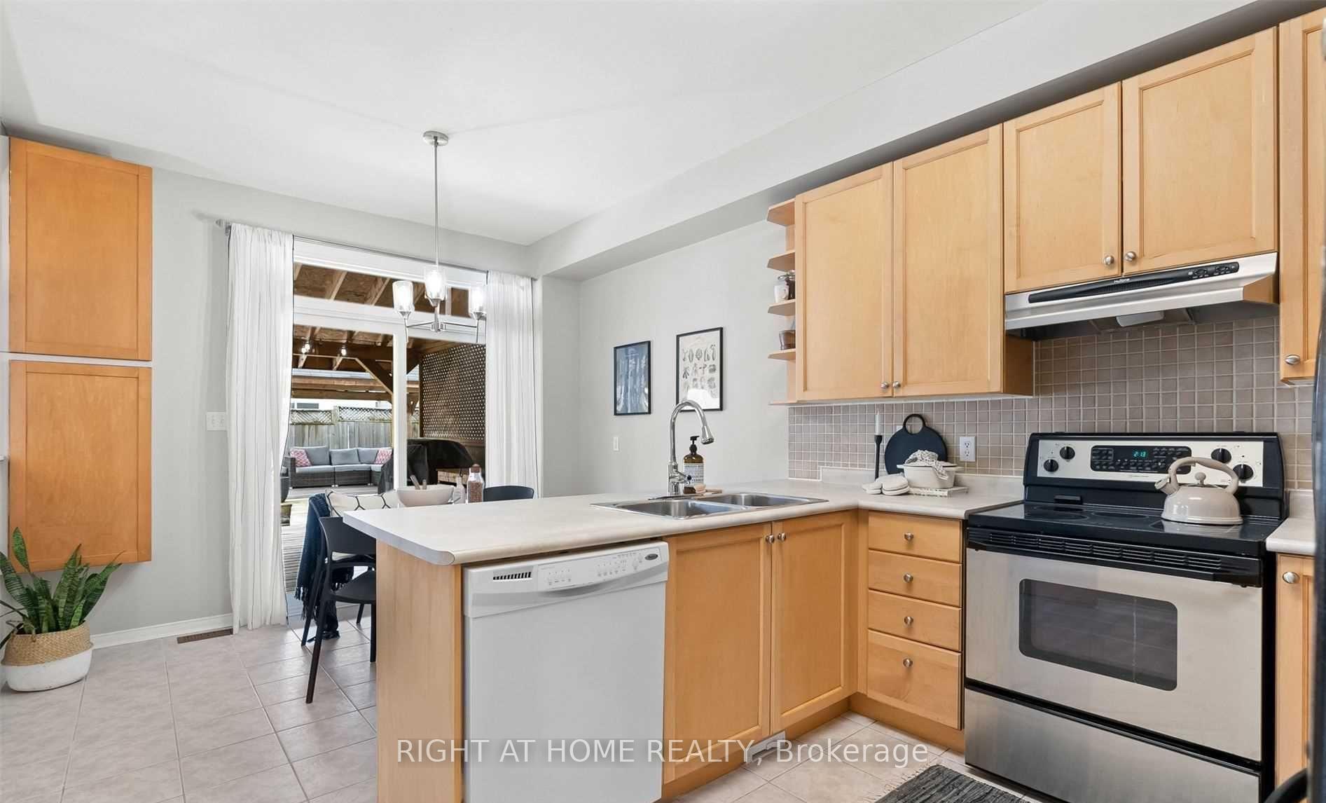 Photo 10 of 1427 Ashgrove Crescent, Oshawa, Pinecrest — HOMEH