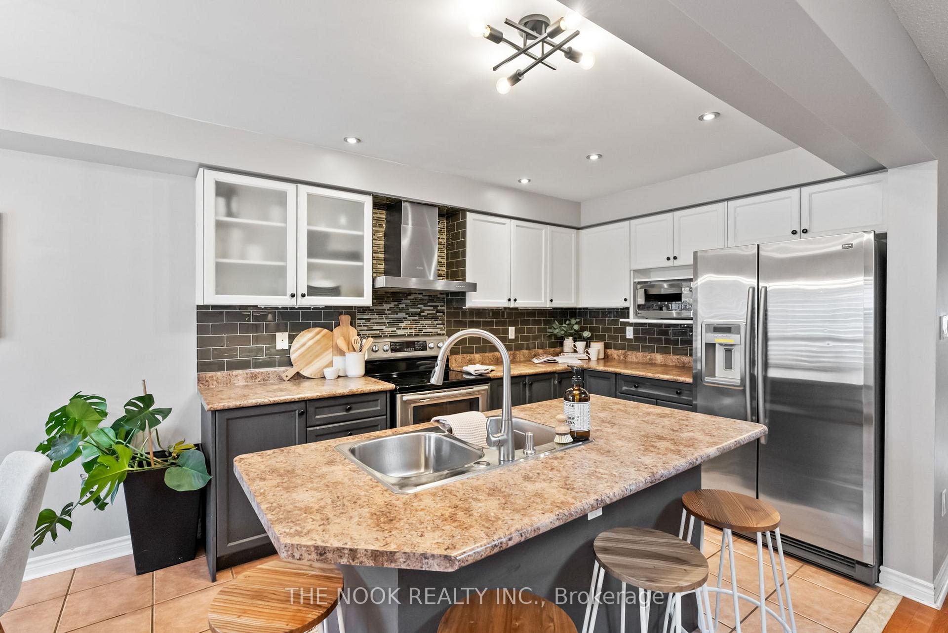 Photo 10 of 109 Brownridge Place, Whitby, Williamsburg — HOMEH