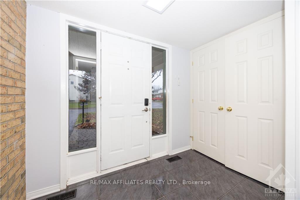 Photo 5 of 413 Cloverheath Crescent, Ottawa, Queenswood Heights South — HOMEH