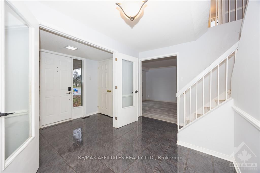 Photo 6 of 413 Cloverheath Crescent, Ottawa, Queenswood Heights South — HOMEH