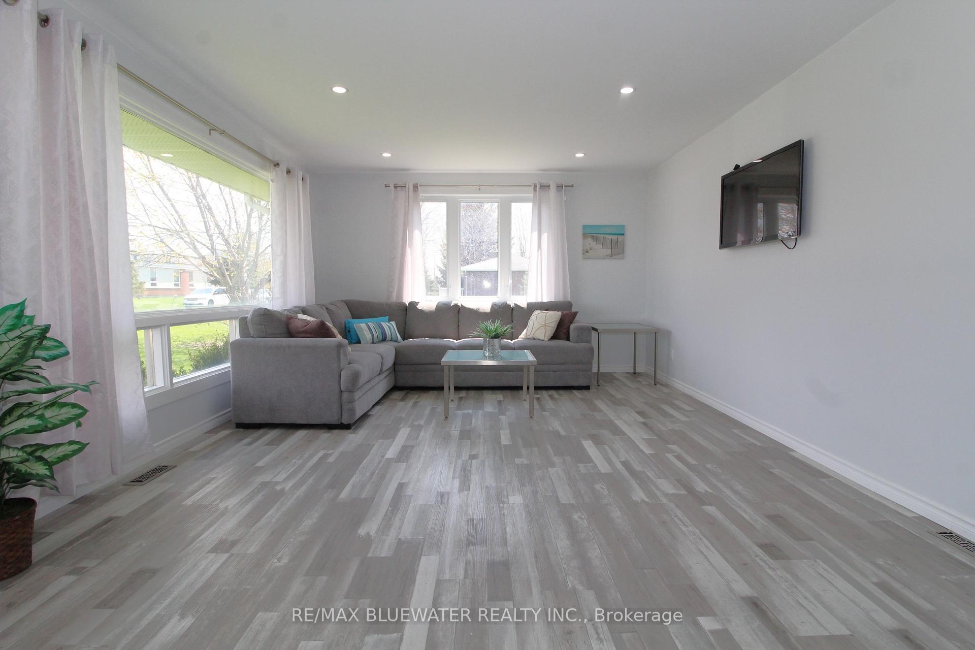 Photo 6 of 45 John Street N, Bluewater, Zurich — HOMEH