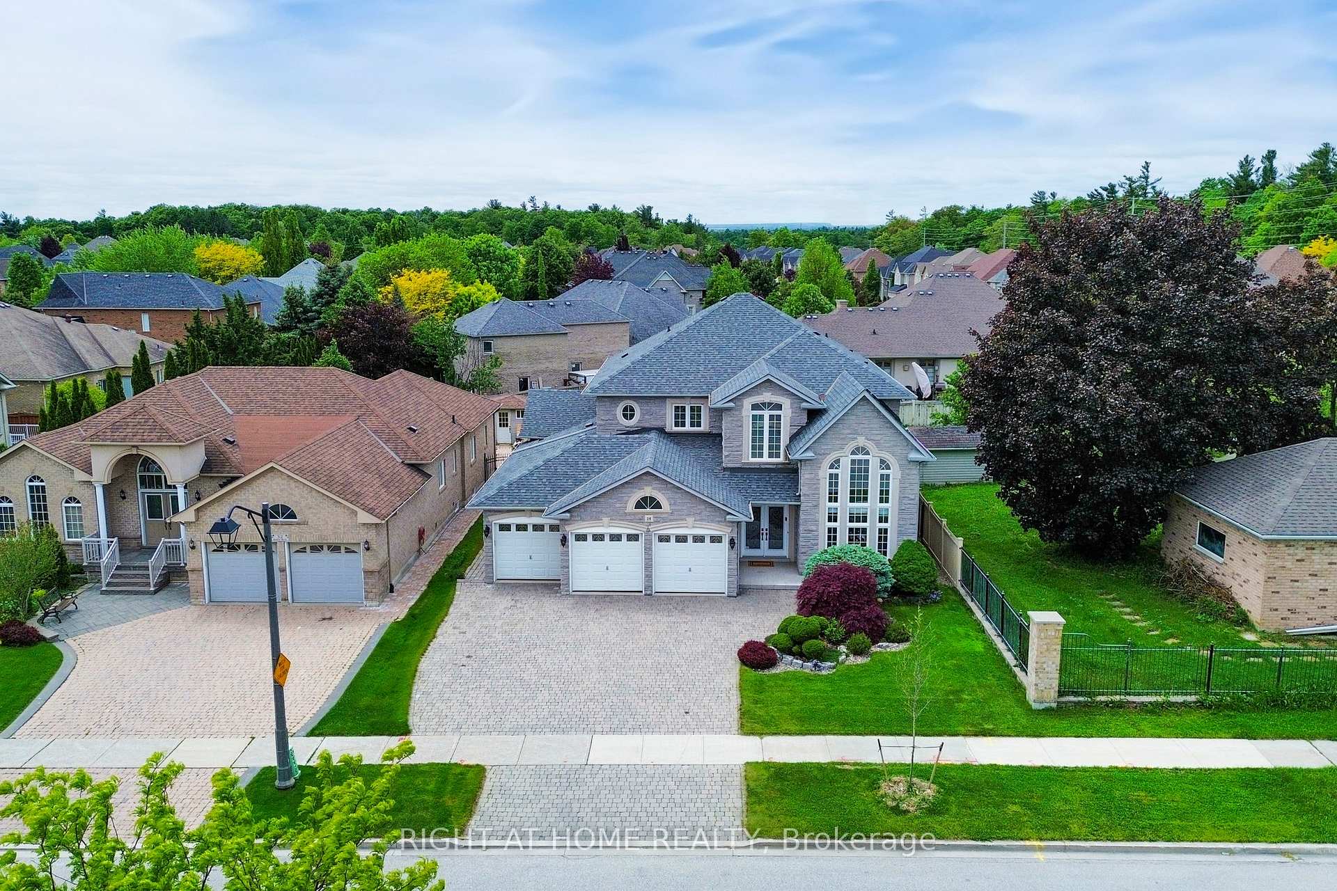 Photo 2 of 28 Babak Boulevard, Vaughan, East Woodbridge — HOMEH