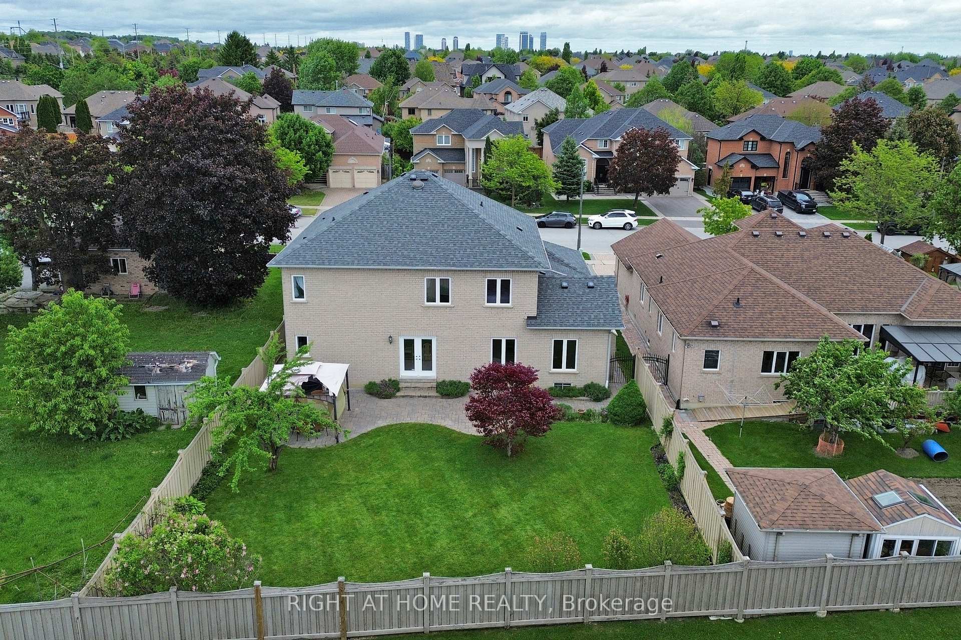 Photo 5 of 28 Babak Boulevard, Vaughan, East Woodbridge — HOMEH