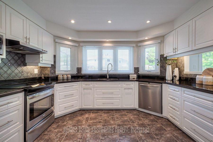 Photo 13 of 820 Grandview Street N, Oshawa, Pinecrest — HOMEH