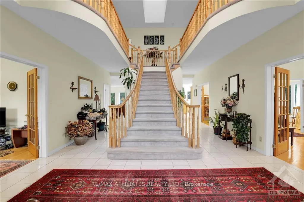 Photo 3 of 1370 Inge Crescent, Ottawa, Navan — HOMEH
