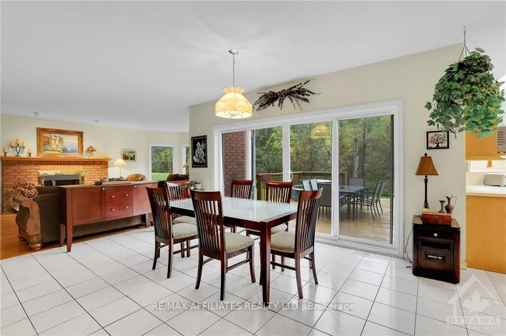 Photo 4 of 1370 Inge Crescent, Ottawa, Navan — HOMEH