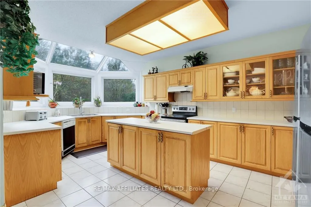Photo 5 of 1370 Inge Crescent, Ottawa, Navan — HOMEH