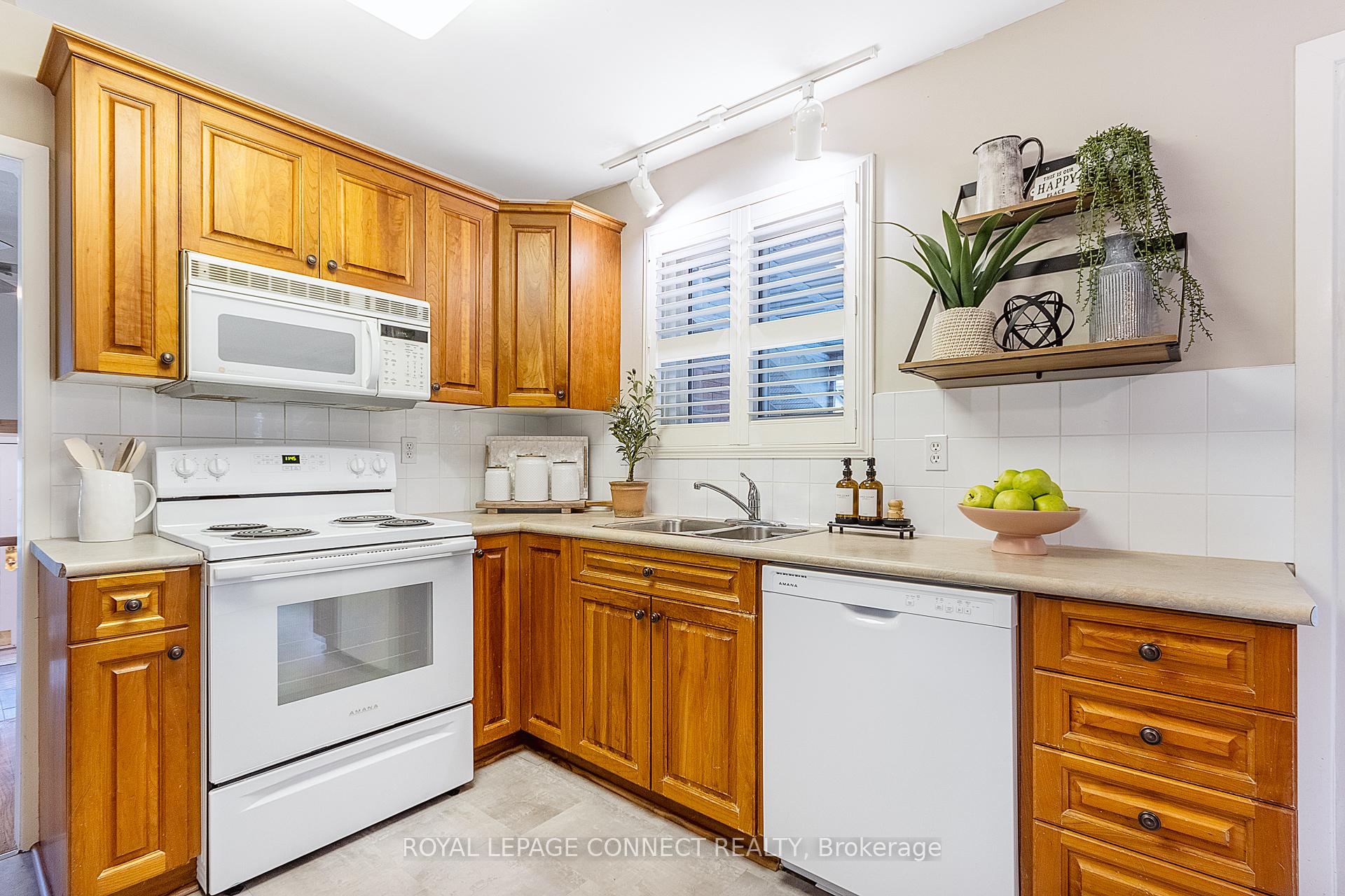 Photo 5 of 928 Walton Boulevard, Whitby, Williamsburg — HOMEH