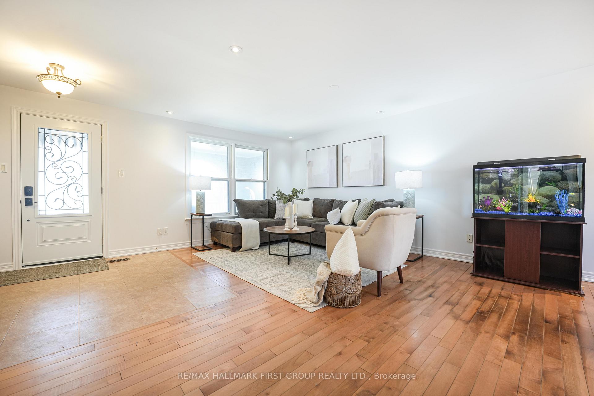 Photo 3 of 666 Antigua Crescent W, Oshawa, Northglen — HOMEH