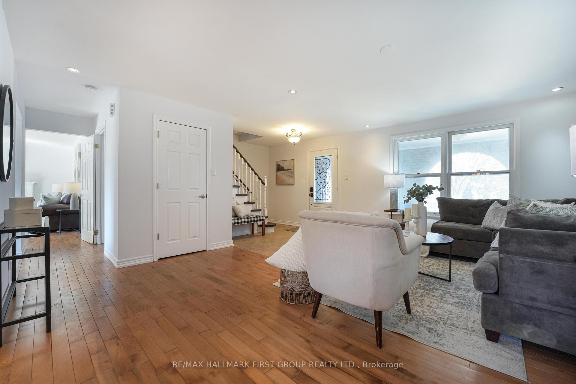 Photo 4 of 666 Antigua Crescent W, Oshawa, Northglen — HOMEH