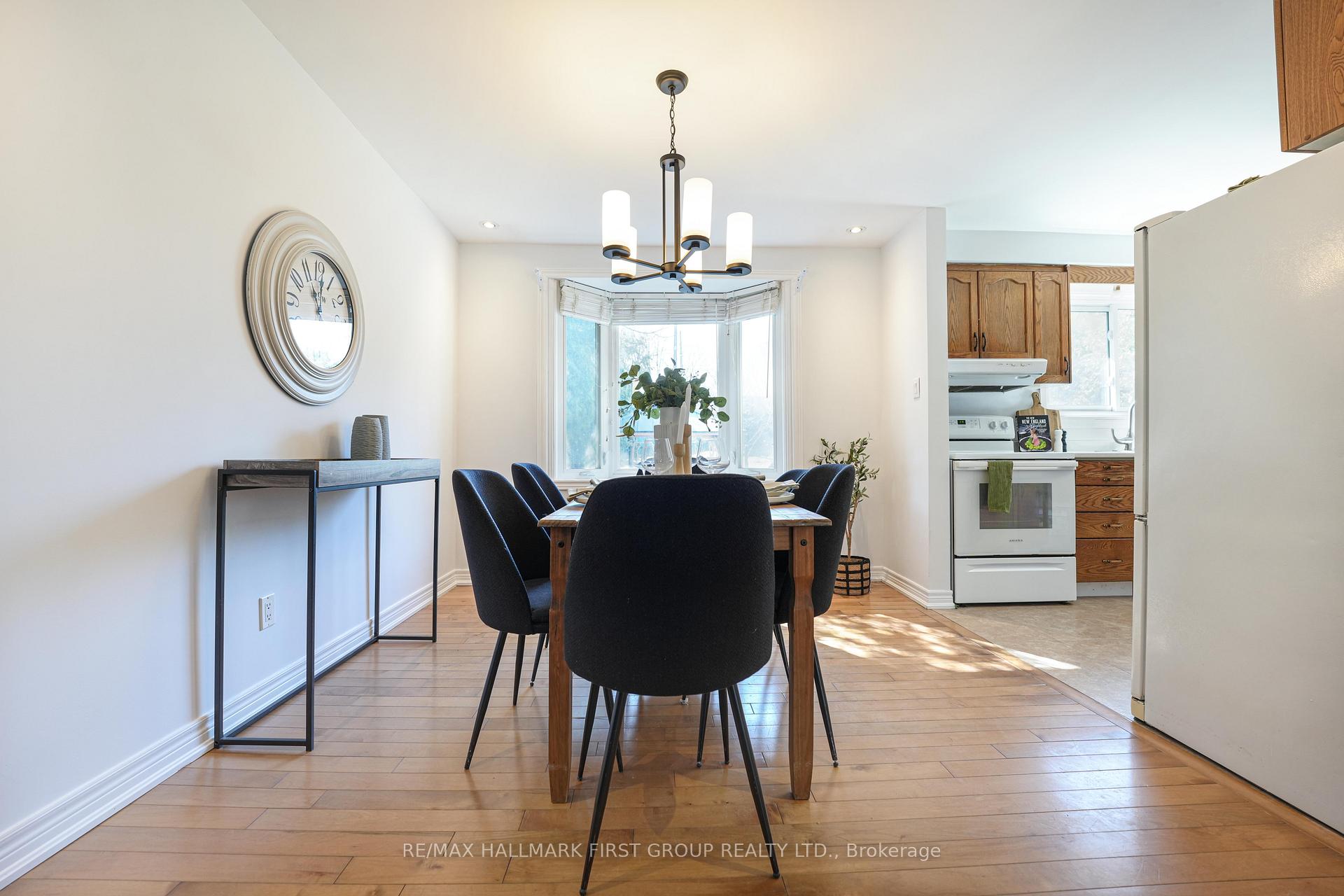 Photo 5 of 666 Antigua Crescent W, Oshawa, Northglen — HOMEH