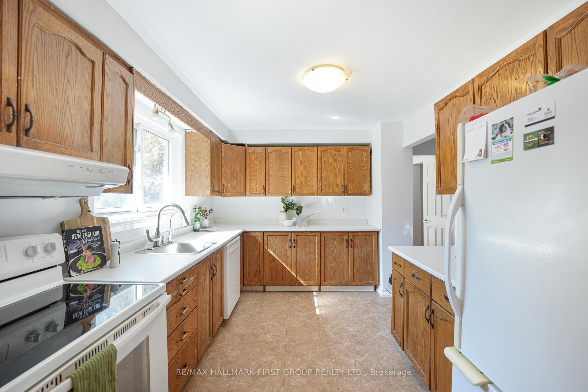 Photo 7 of 666 Antigua Crescent W, Oshawa, Northglen — HOMEH