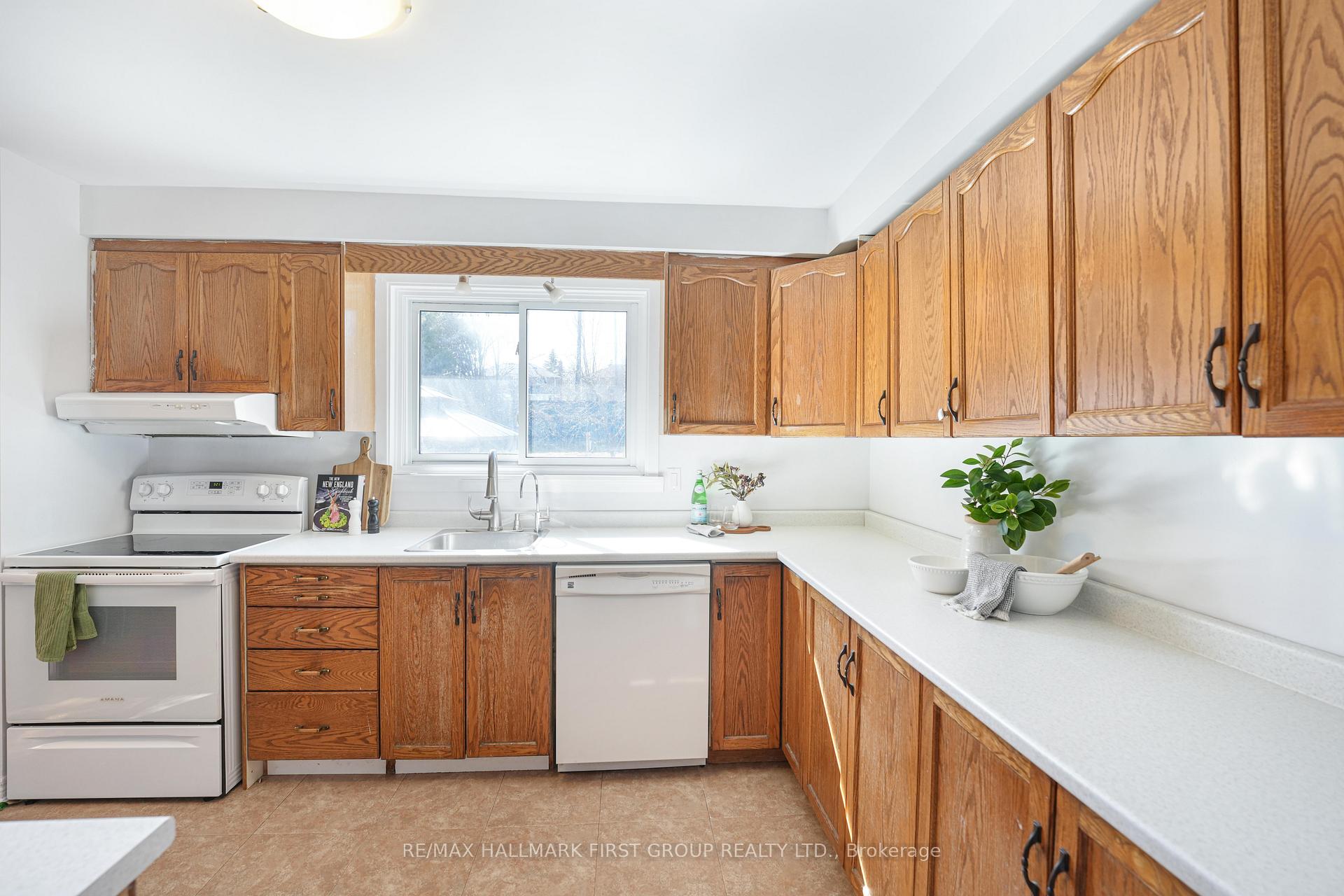 Photo 8 of 666 Antigua Crescent W, Oshawa, Northglen — HOMEH