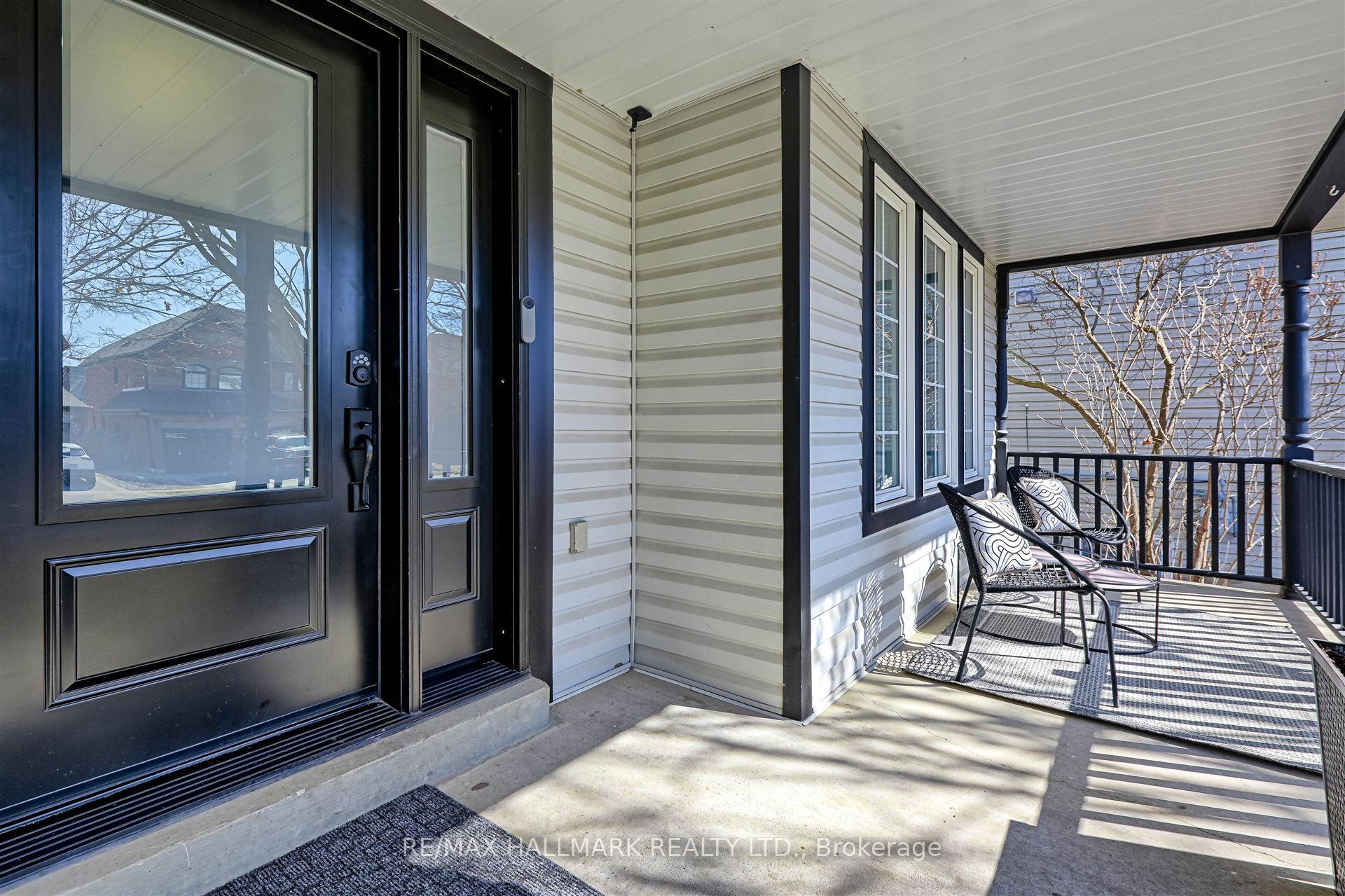 Photo 2 of 22 Thorndyke Crescent, Whitby, Brooklin — HOMEH