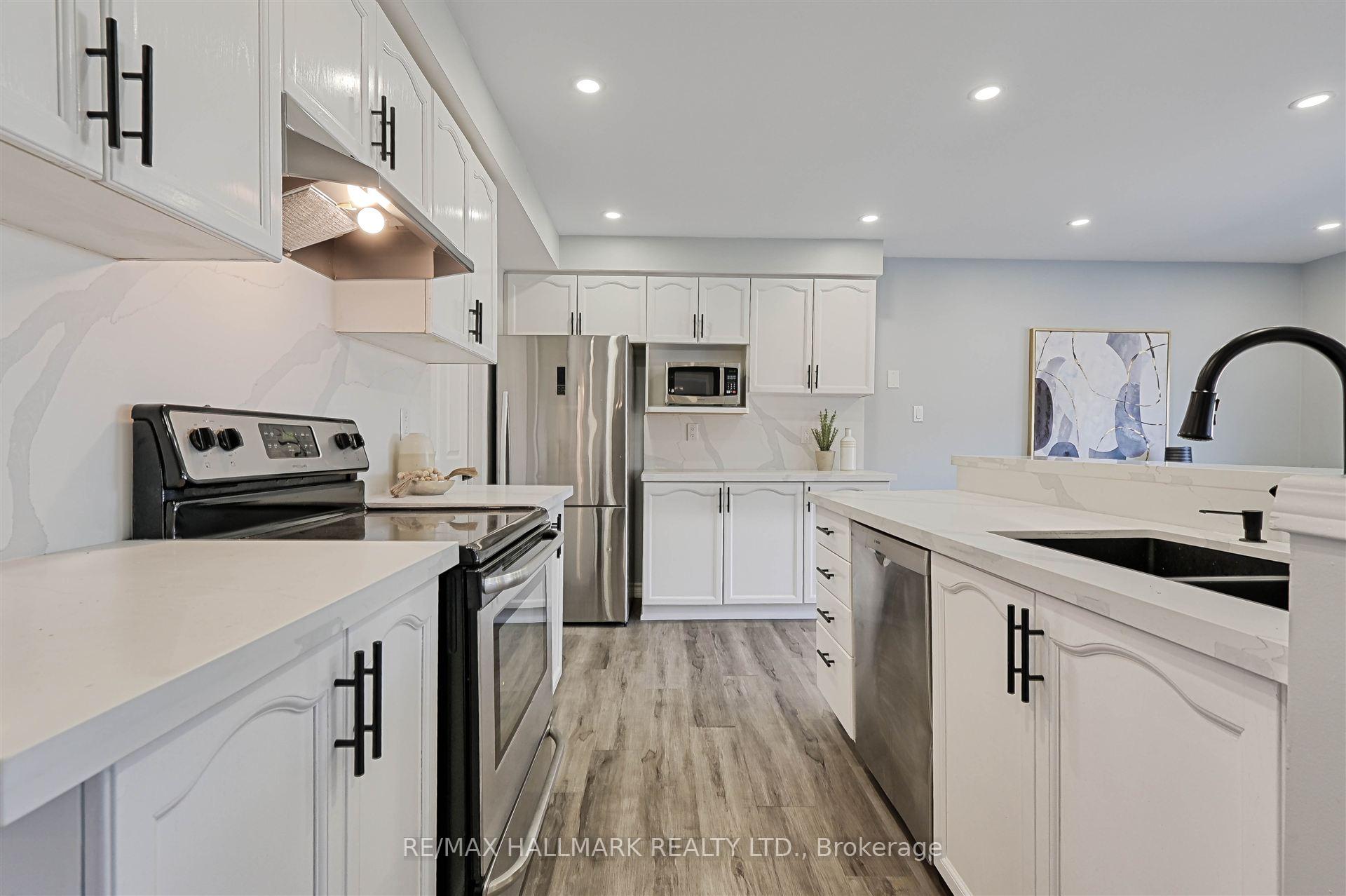 Photo 14 of 22 Thorndyke Crescent, Whitby, Brooklin — HOMEH