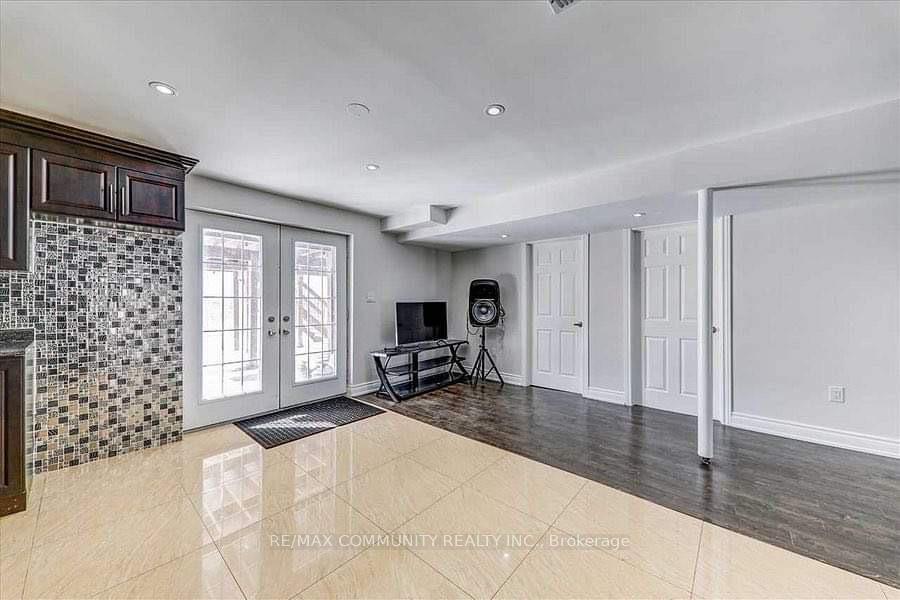 Photo 2 of 243 Cosgrove Drive, Oshawa, Windfields — HOMEH
