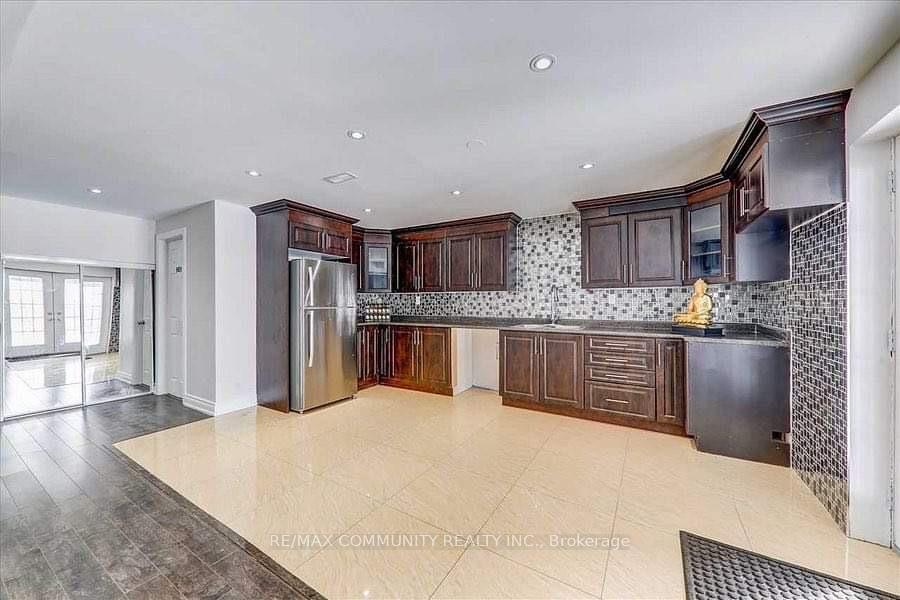Photo 3 of 243 Cosgrove Drive, Oshawa, Windfields — HOMEH
