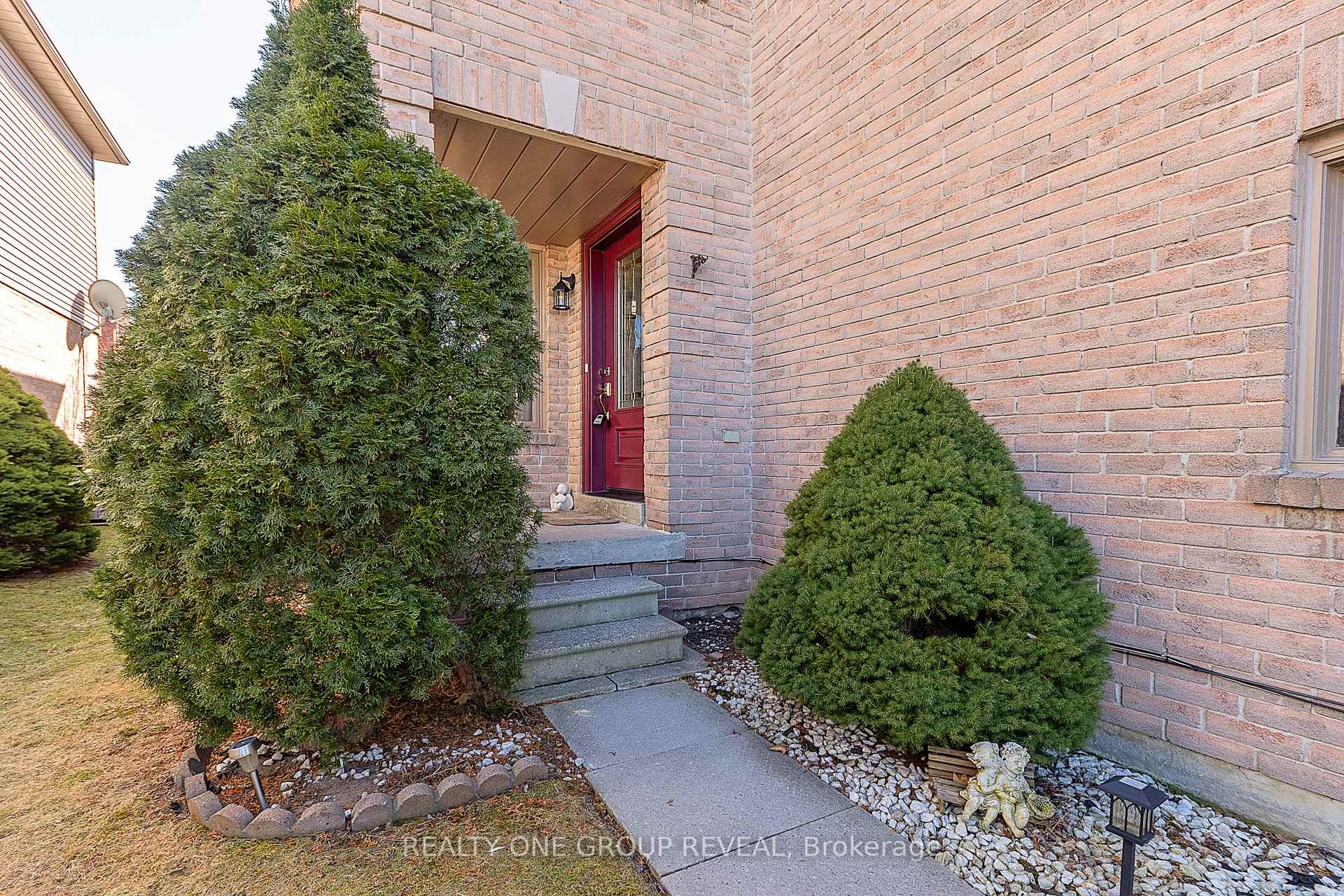 Photo 3 of 17 Pinebrook Crescent, Whitby, Williamsburg — HOMEH