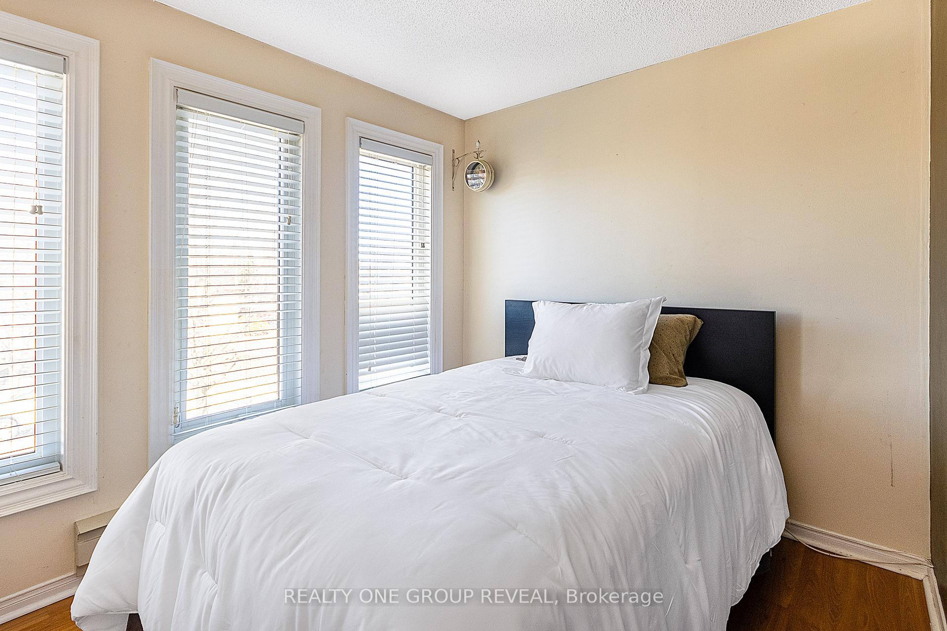 Photo 20 of 17 Pinebrook Crescent, Whitby, Williamsburg — HOMEH