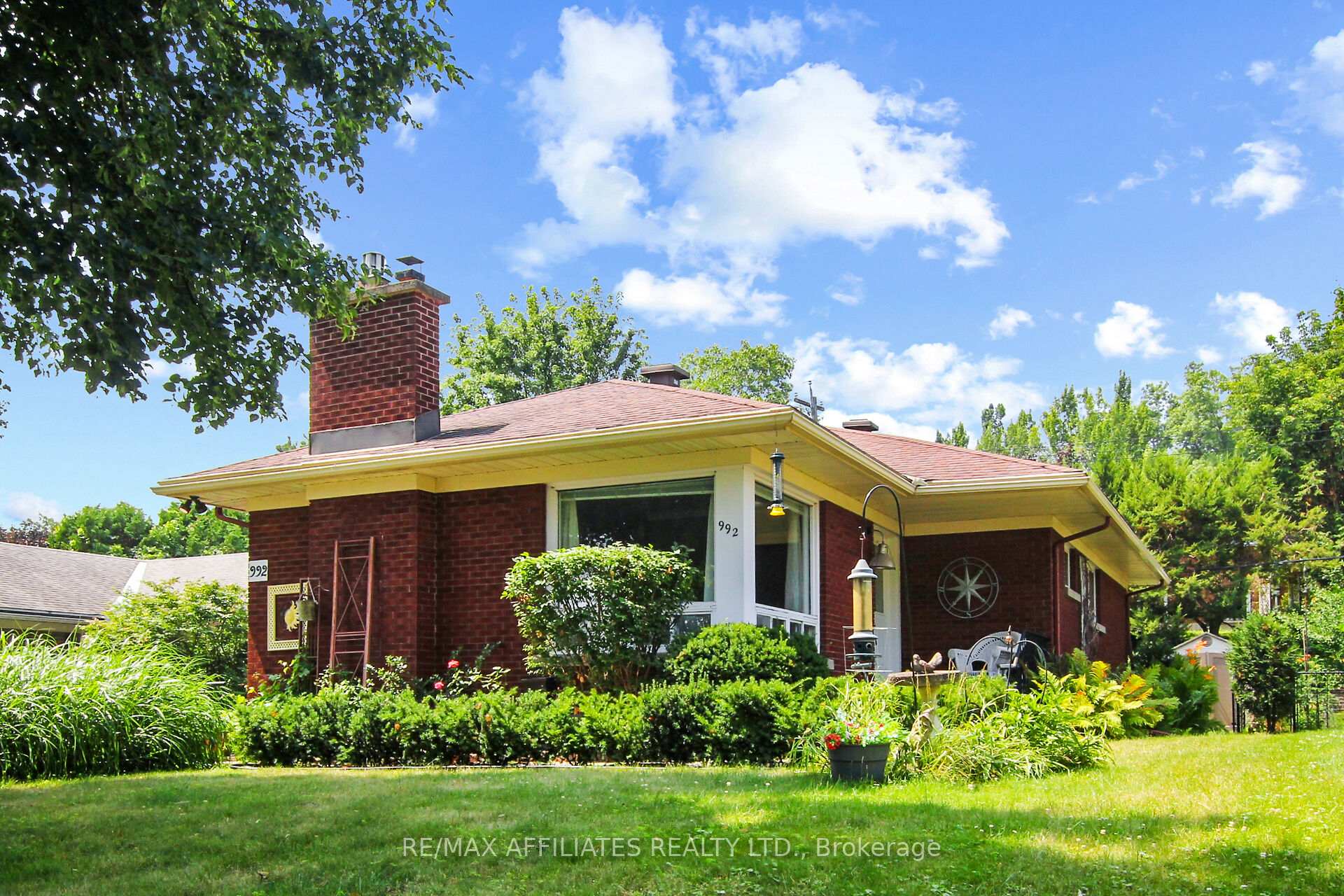 Front of 992 Neville Street