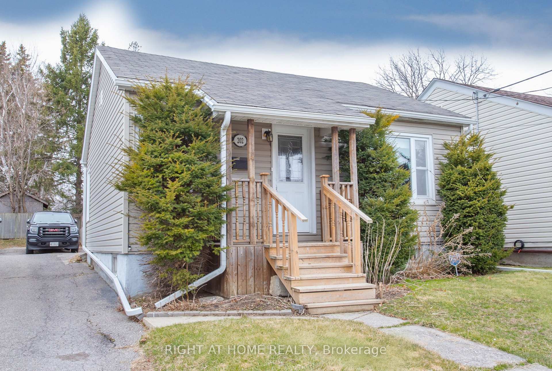 Front of 202 Nassau Street W