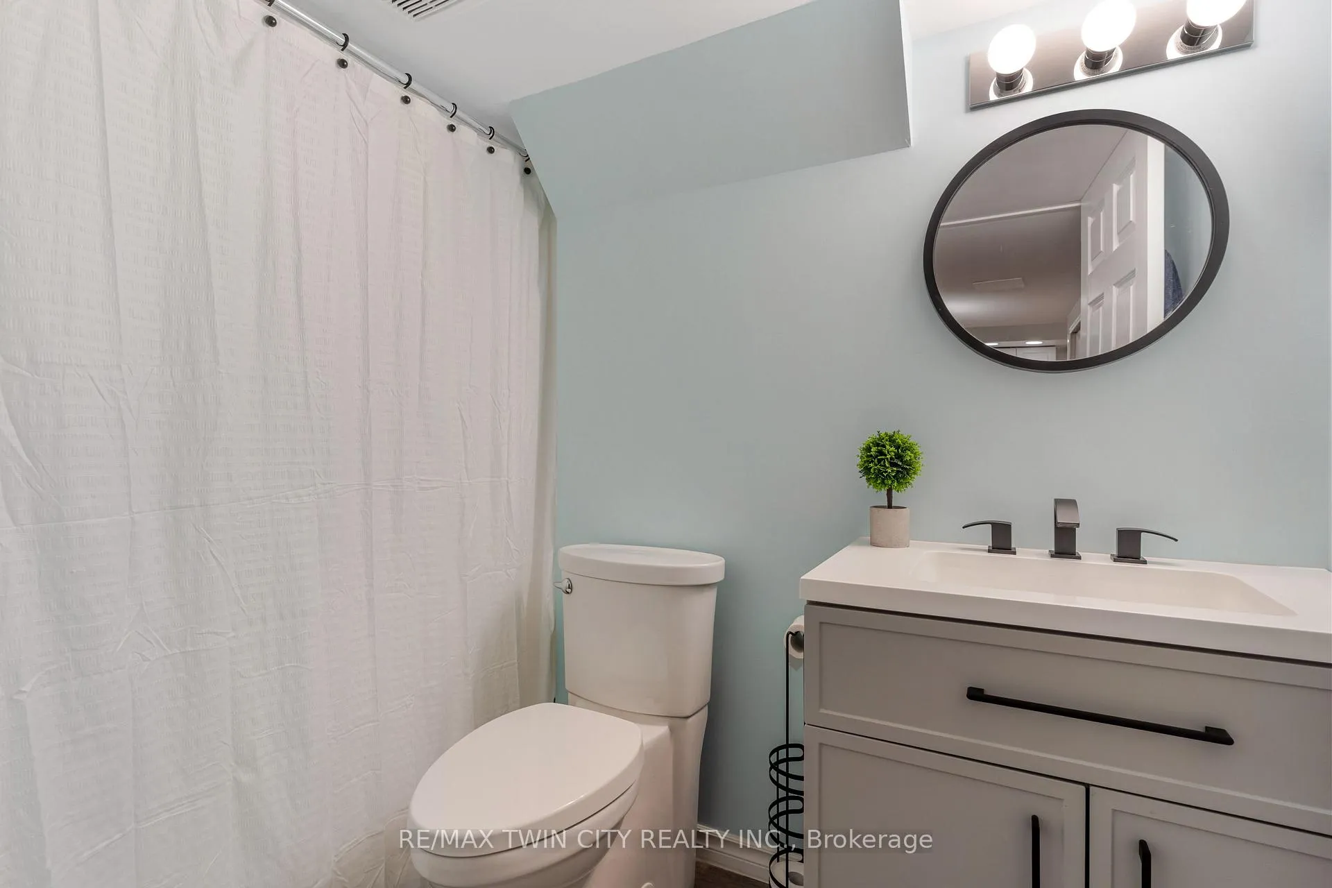 Photo 32 of 739 Butternut Avenue, Waterloo — HOMEH