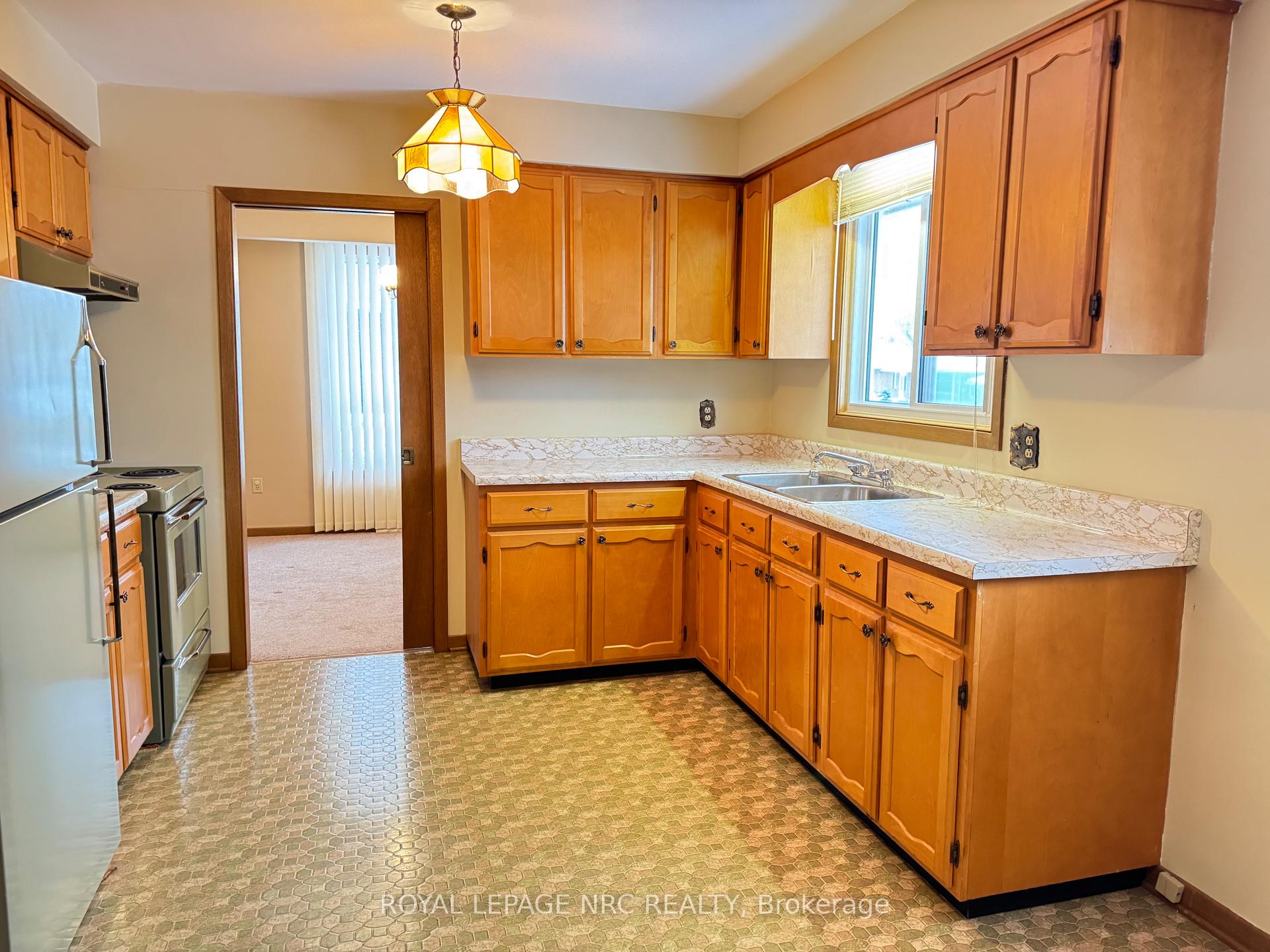 Photo 6 of 94 Pinehurst Drive, Welland, N. Welland — HOMEH