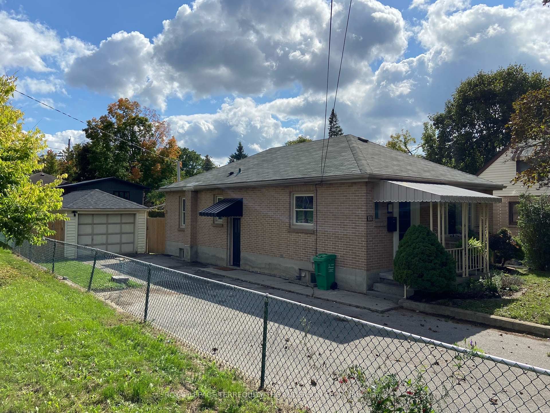 Photo 2 of 833 Rishor Crescent, Peterborough, Northcrest Ward 5 — HOMEH