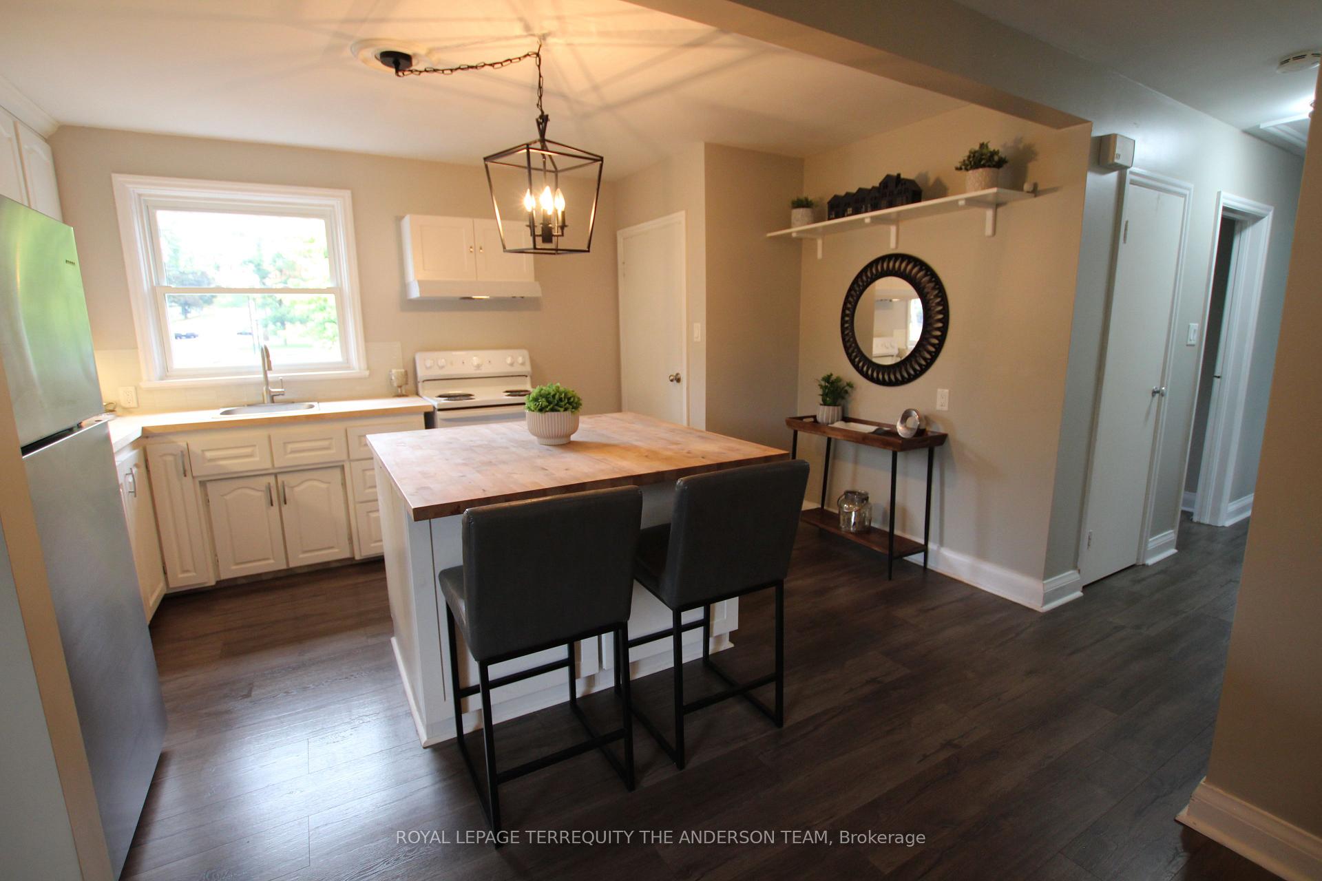 Photo 9 of 833 Rishor Crescent, Peterborough, Northcrest Ward 5 — HOMEH