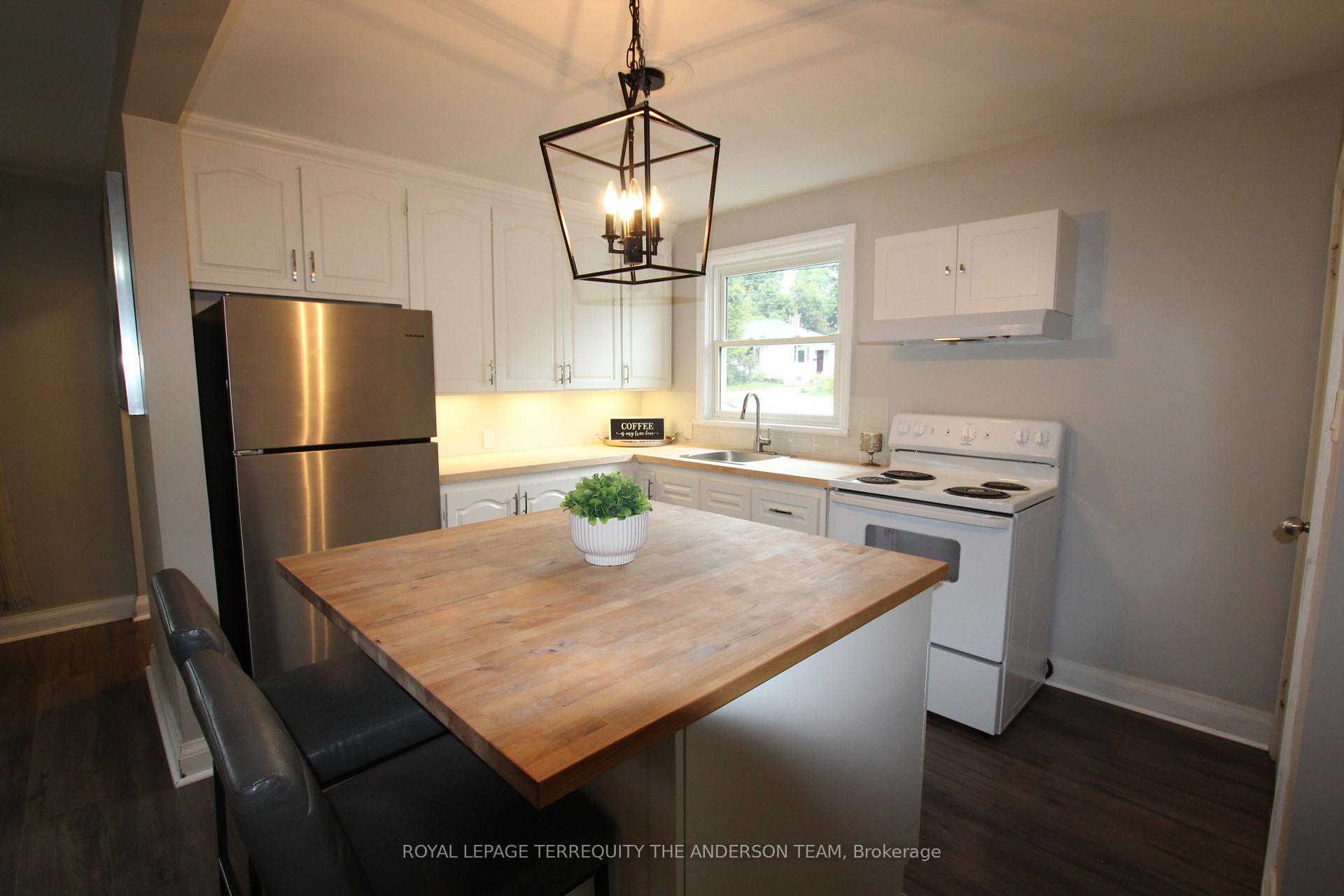 Photo 10 of 833 Rishor Crescent, Peterborough, Northcrest Ward 5 — HOMEH
