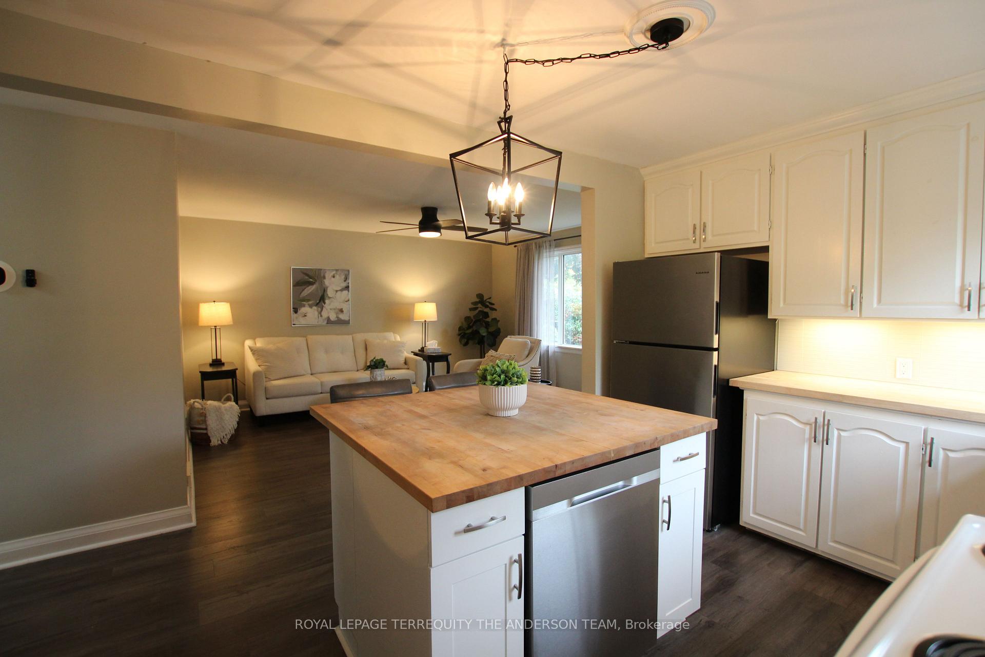 Photo 12 of 833 Rishor Crescent, Peterborough, Northcrest Ward 5 — HOMEH