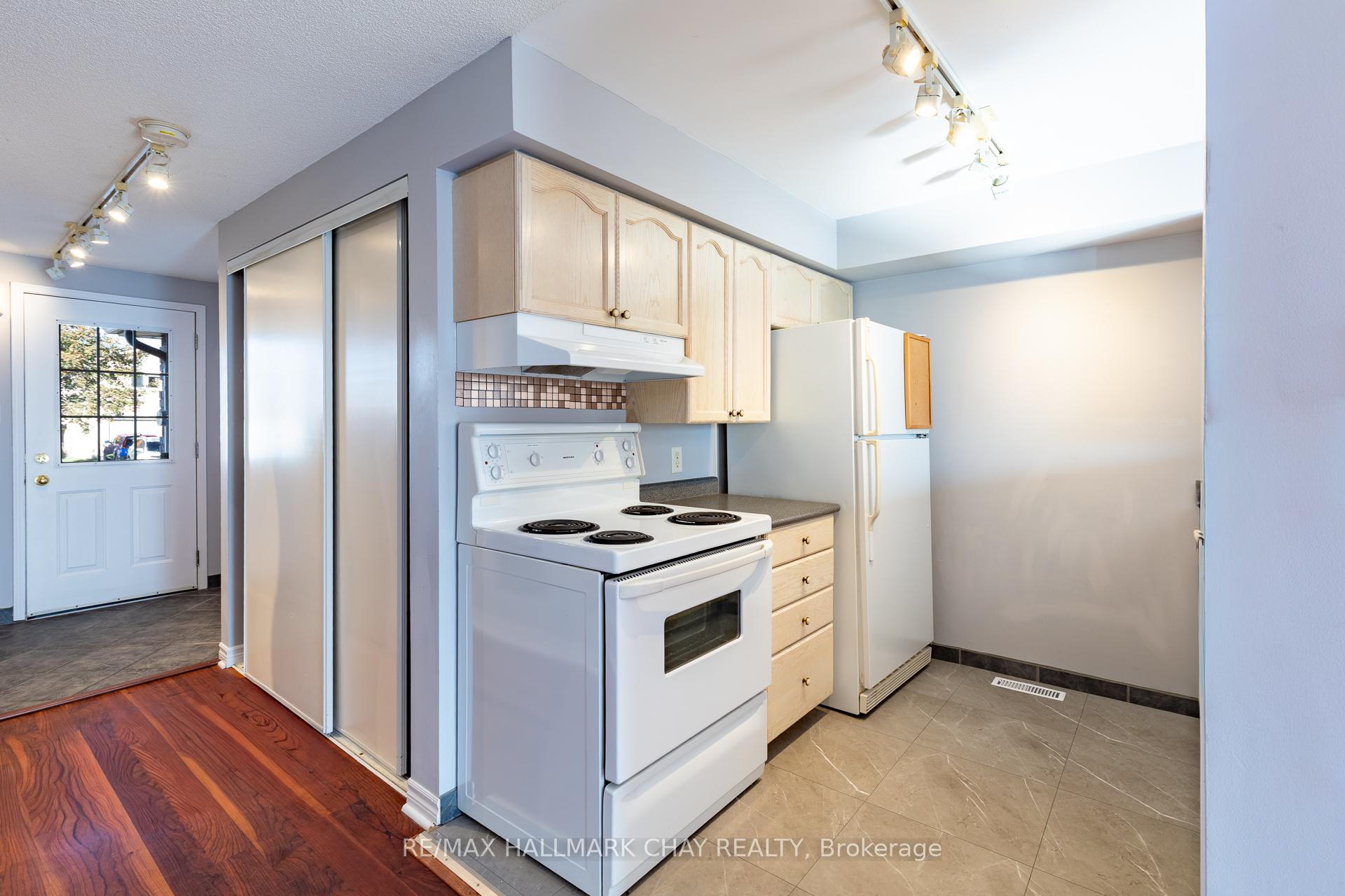 Photo 5 of 23 Srigley Street, Barrie, Holly — HOMEH