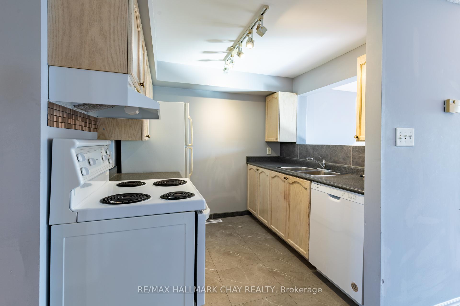 Photo 8 of 23 Srigley Street, Barrie, Holly — HOMEH