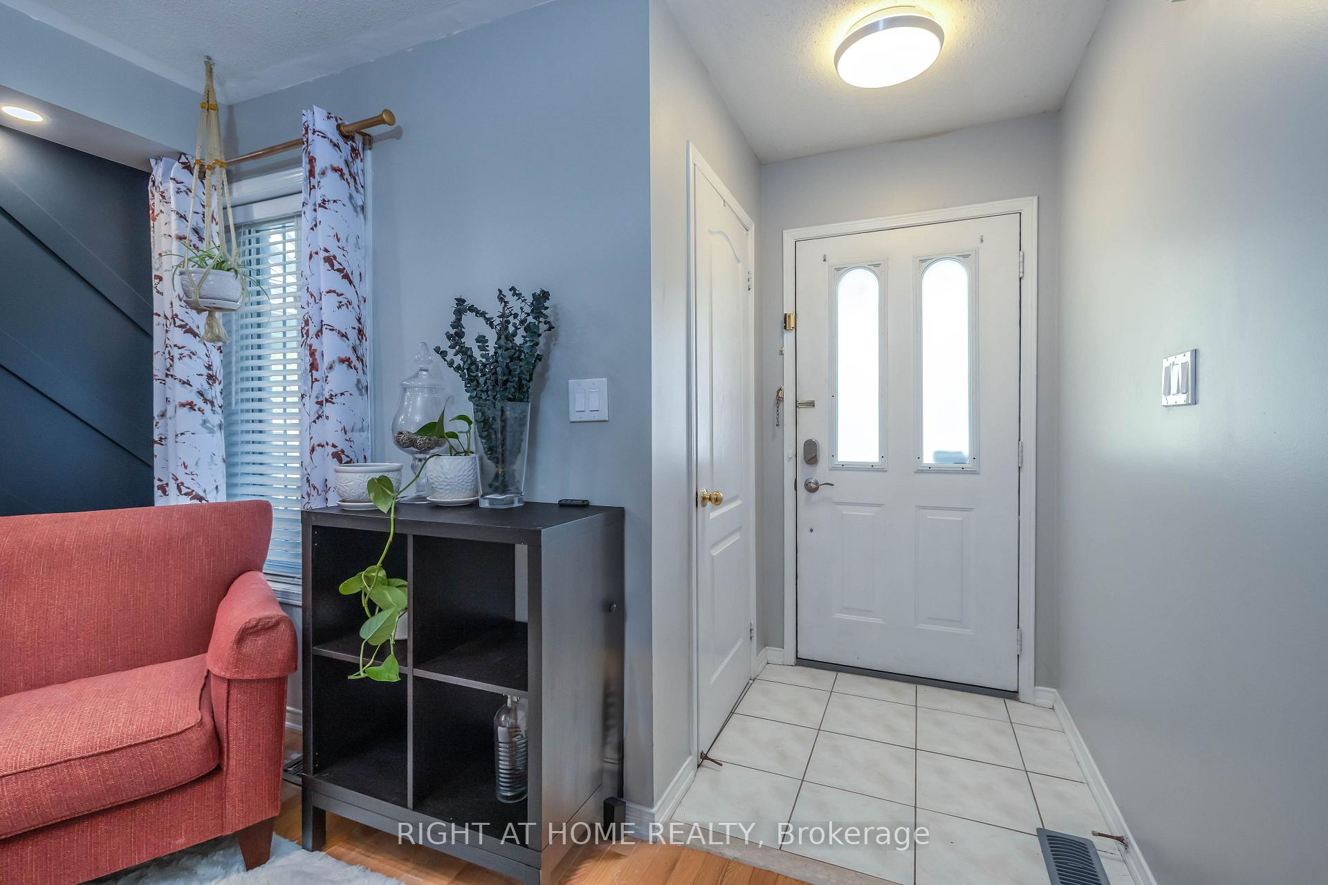 Photo 2 of 35 Tansley Crescent, Ajax, Northeast Ajax — HOMEH
