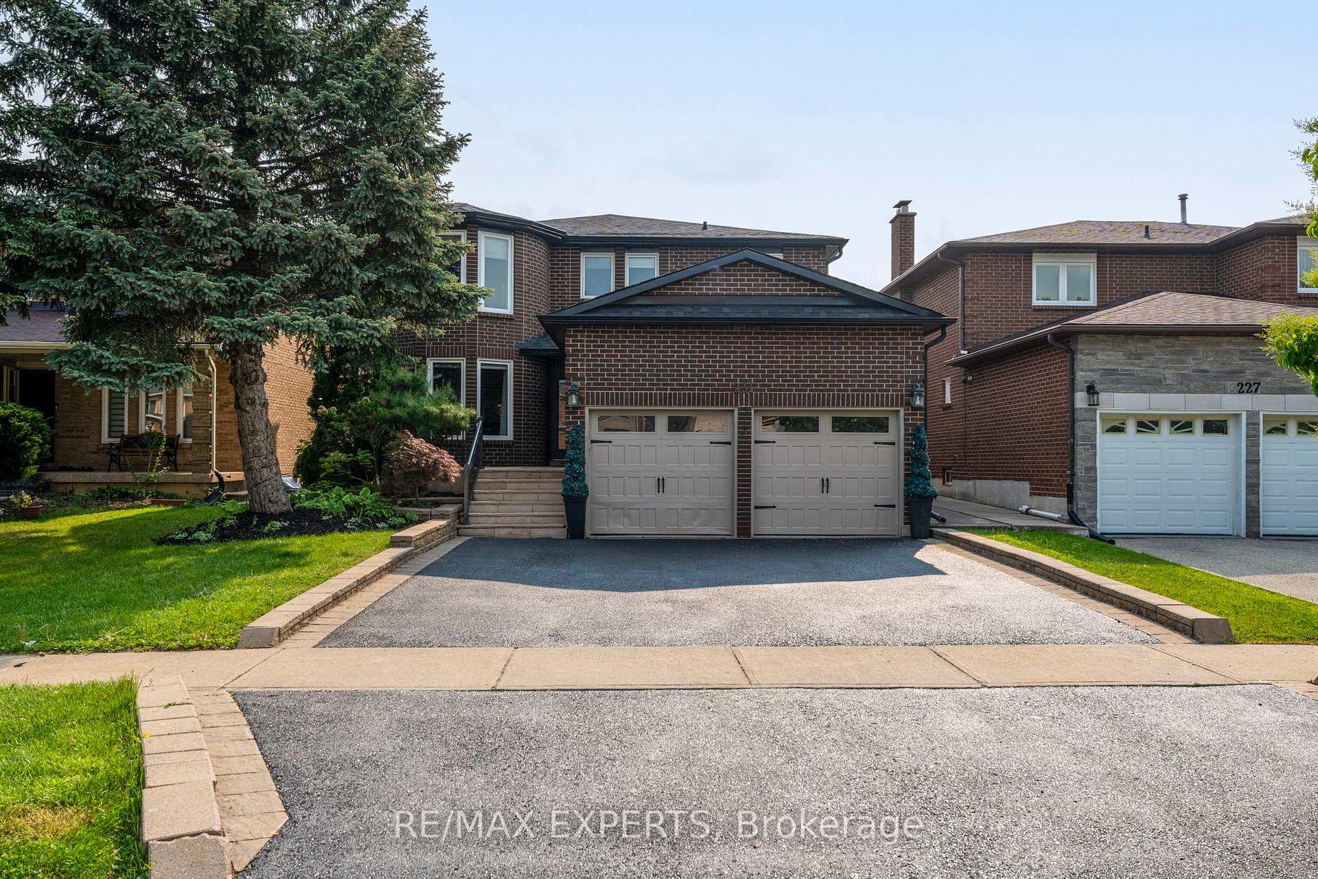 Front of 231 Ridgefield Crescent