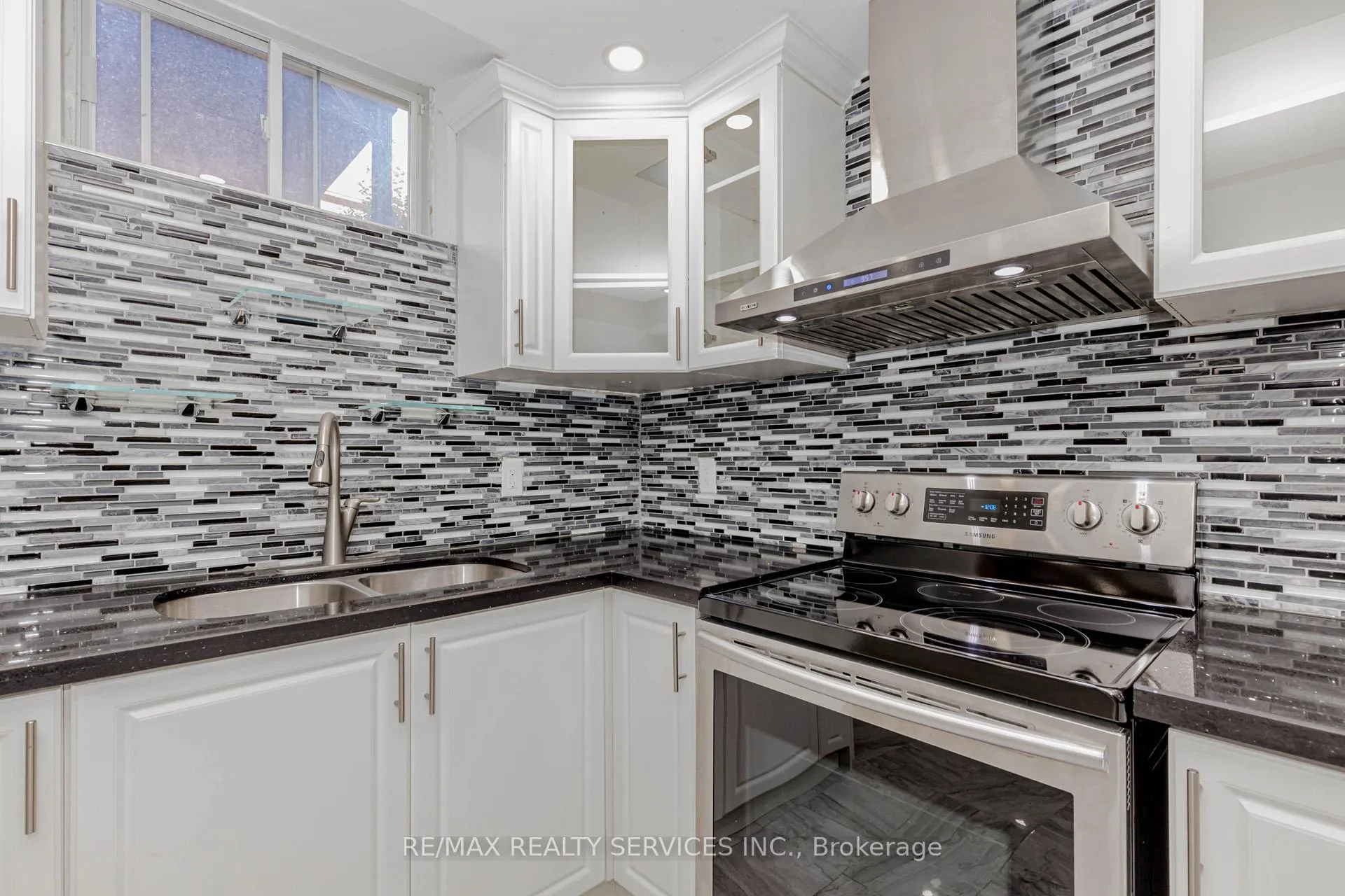 Photo 11 of Unit Basement, 50 Amboise Crescent, Brampton, Fletcher's Meadow — HOMEH