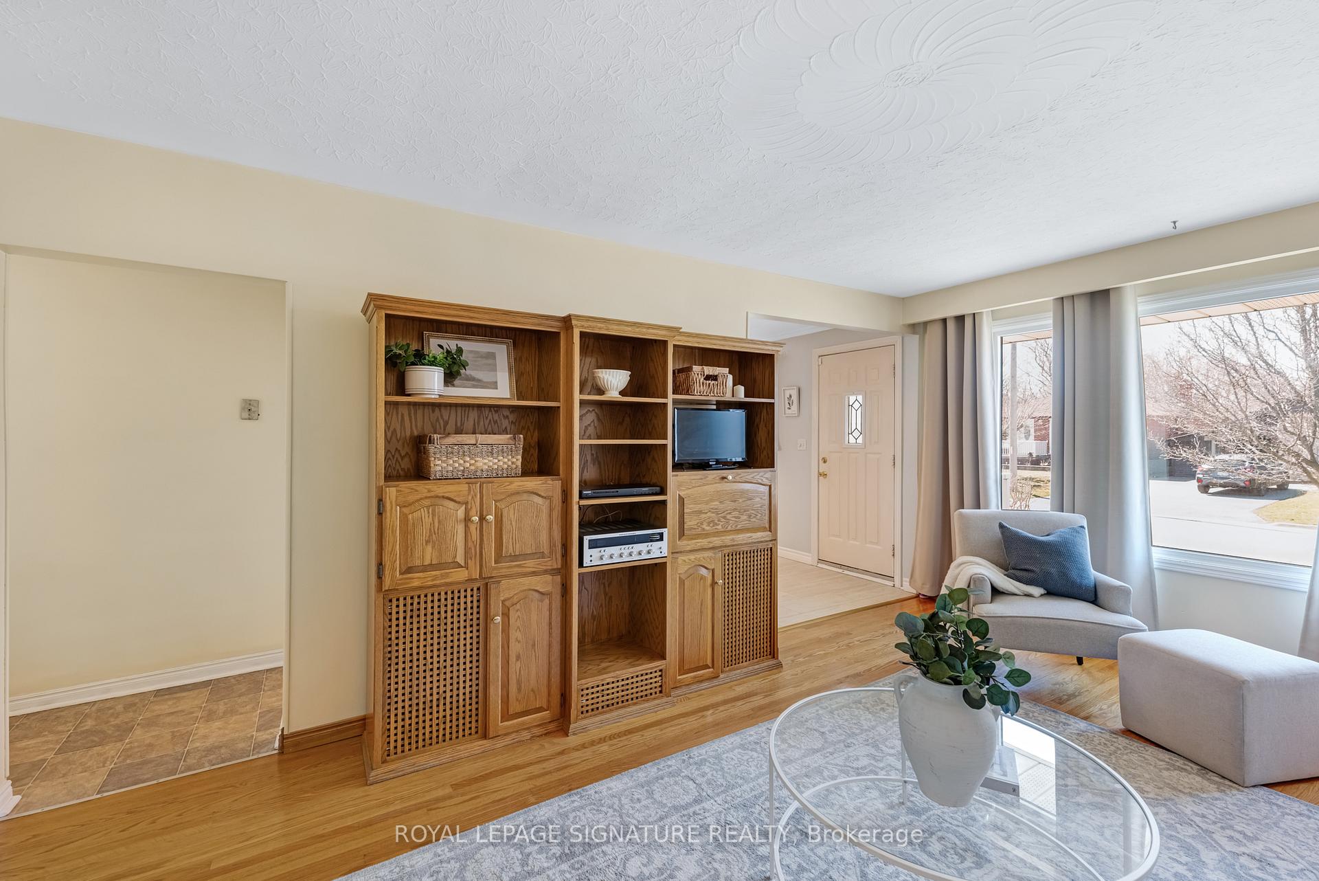 Photo 5 of 655 Perry Crescent, Oshawa, Vanier — HOMEH