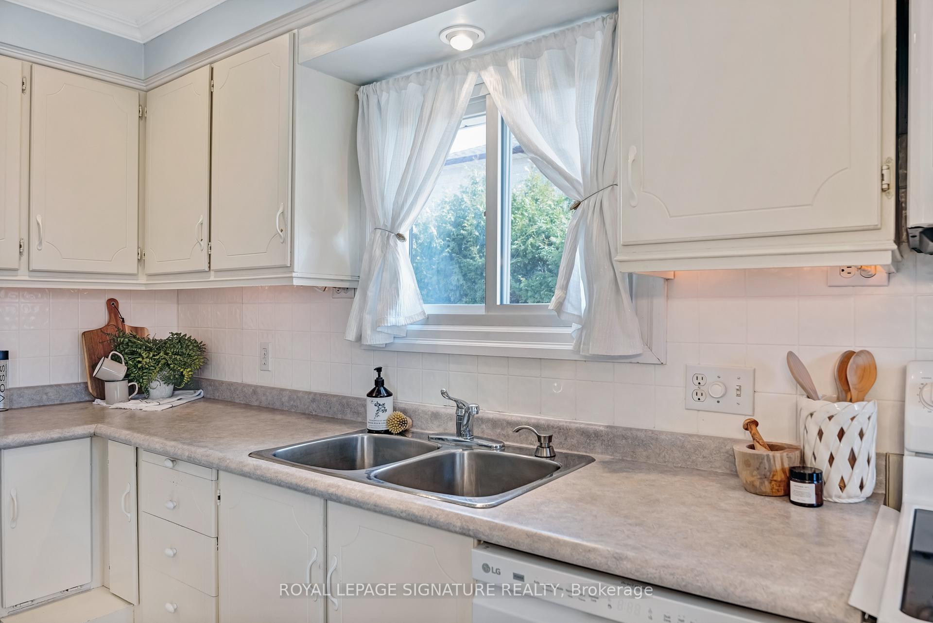 Photo 10 of 655 Perry Crescent, Oshawa, Vanier — HOMEH
