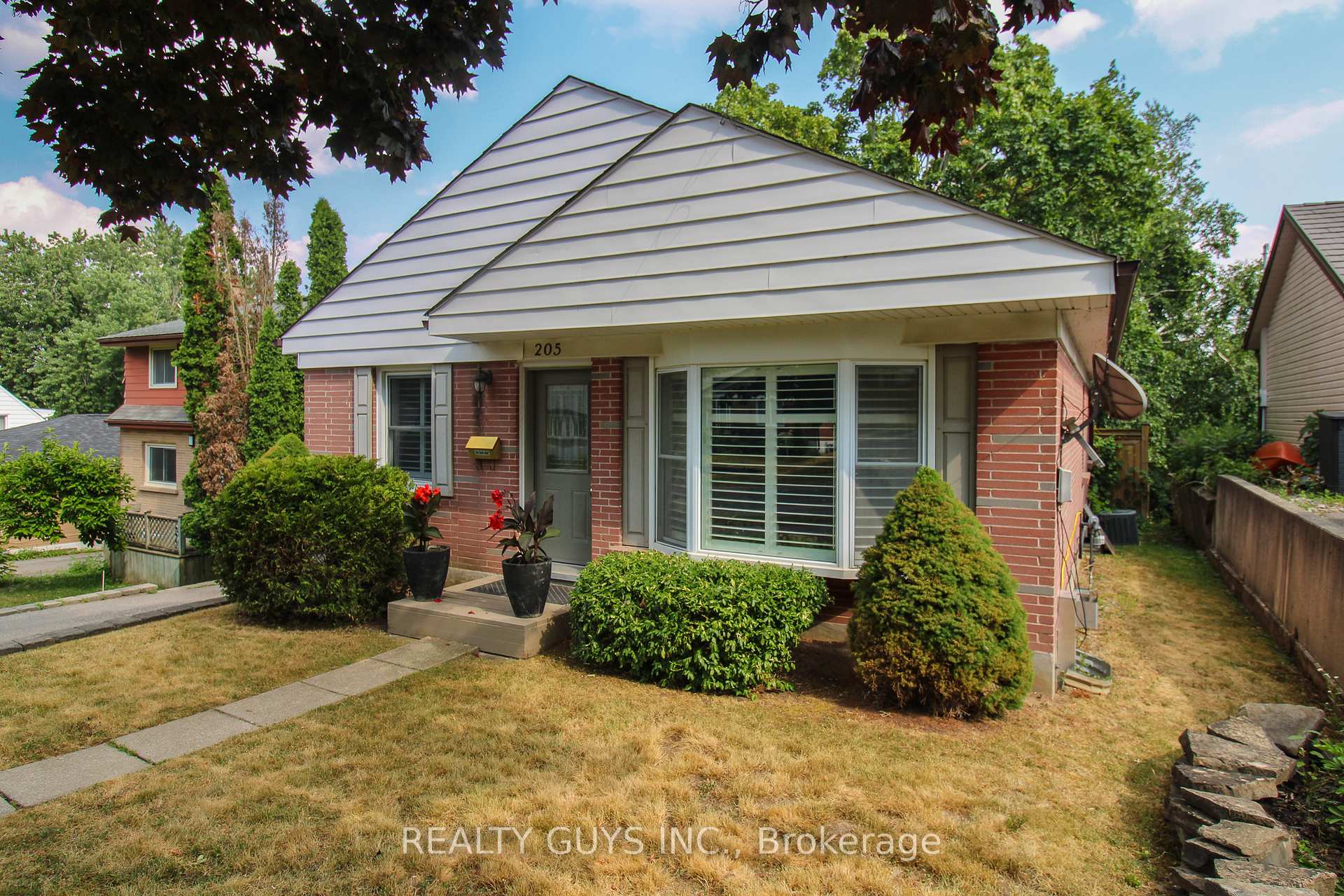 Photo 4 of 205 Shelbourne Street, Peterborough, Northcrest Ward 5 — HOMEH