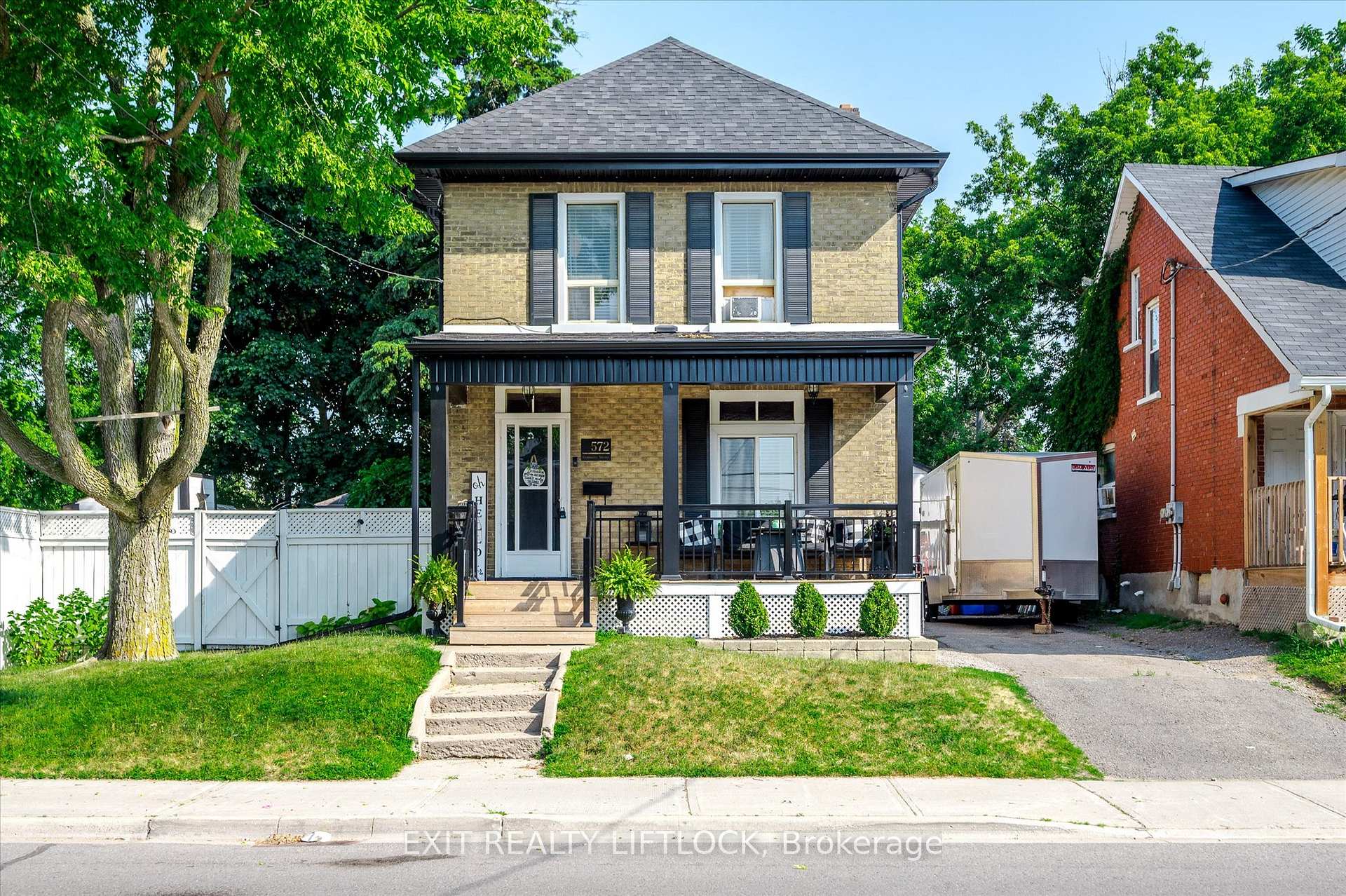 Front of 572 Romaine Street
